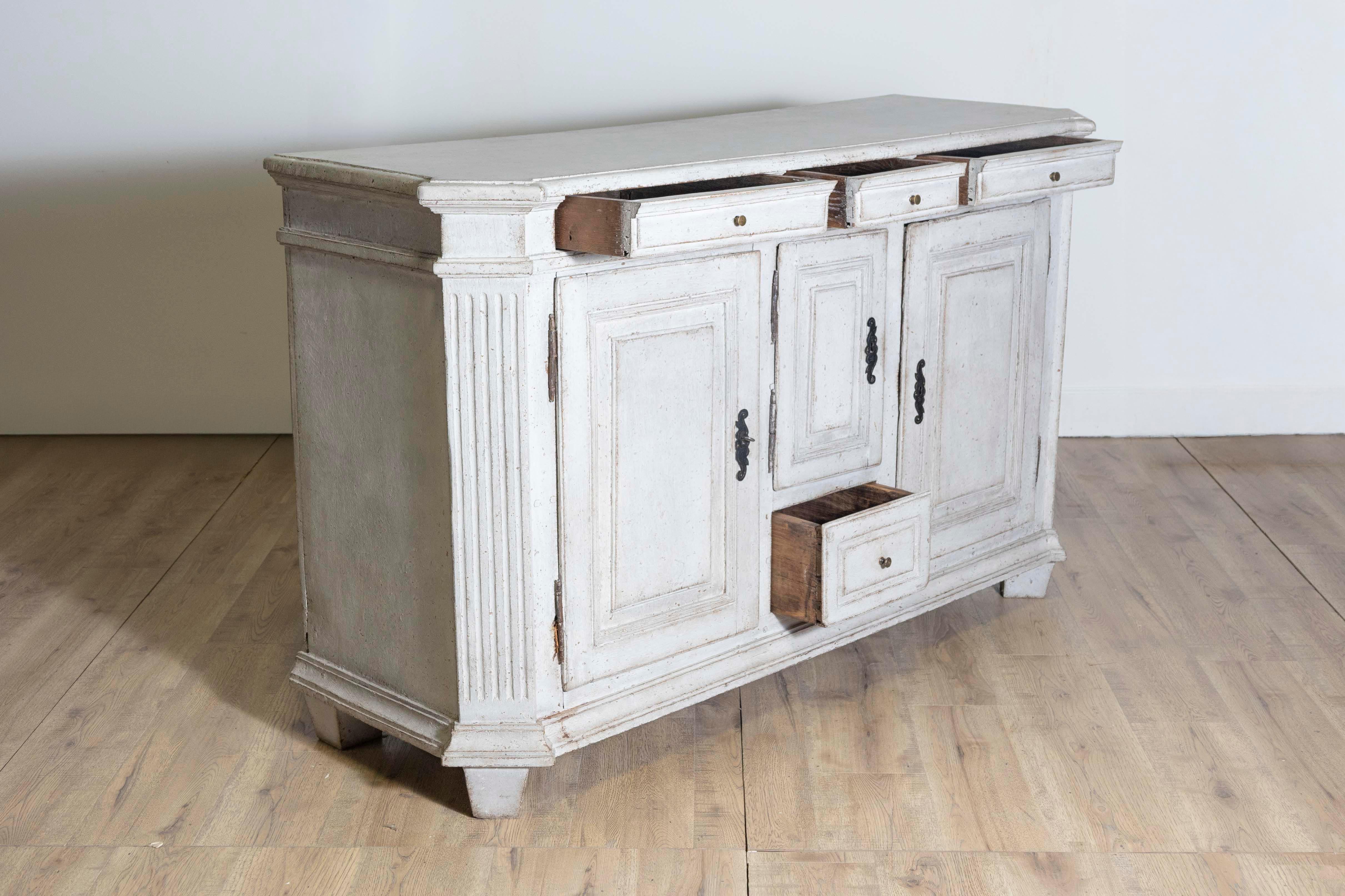 Late 18th Century Swedish Gustavian Painted Wood Sideboard with Fluted Pilasters For Sale 1
