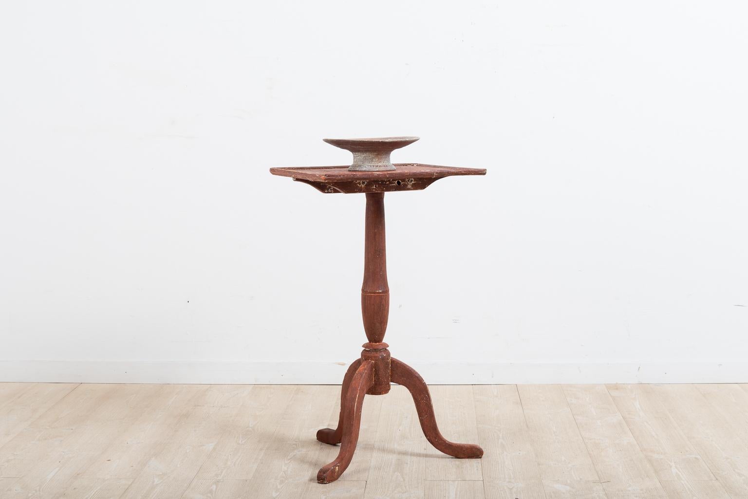 Gustavian pedestal table with a rectangular table top. The table top has a rounded rim going all around. Manufactured in Northern Sweden, circa 1780. Dry scarped to the red paint.
 