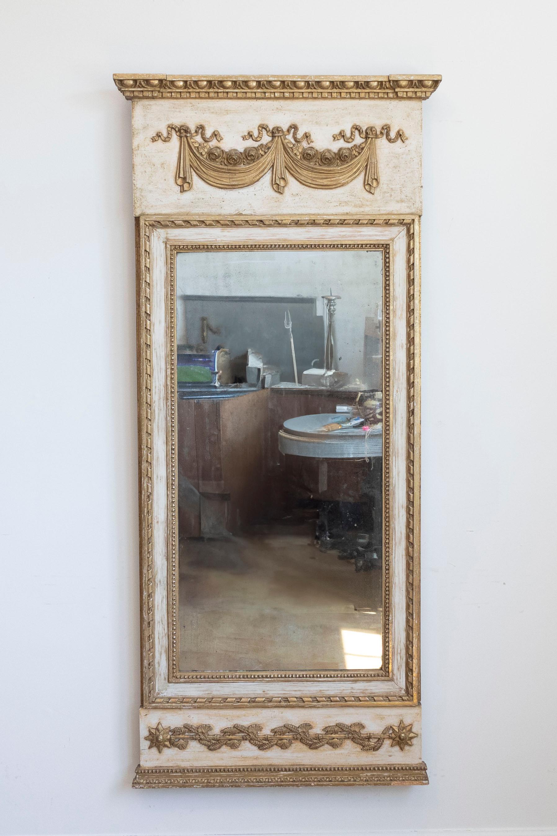 Miroir trumeau gustavien peint et doré d'époque suédoise, datant de la fin du XVIIIe siècle, avec peinture et verre au mercure fendu d'origine. Cet exquis miroir trumeau suédois présente une Silhouette linéaire élancée, magnifiquement ornée de