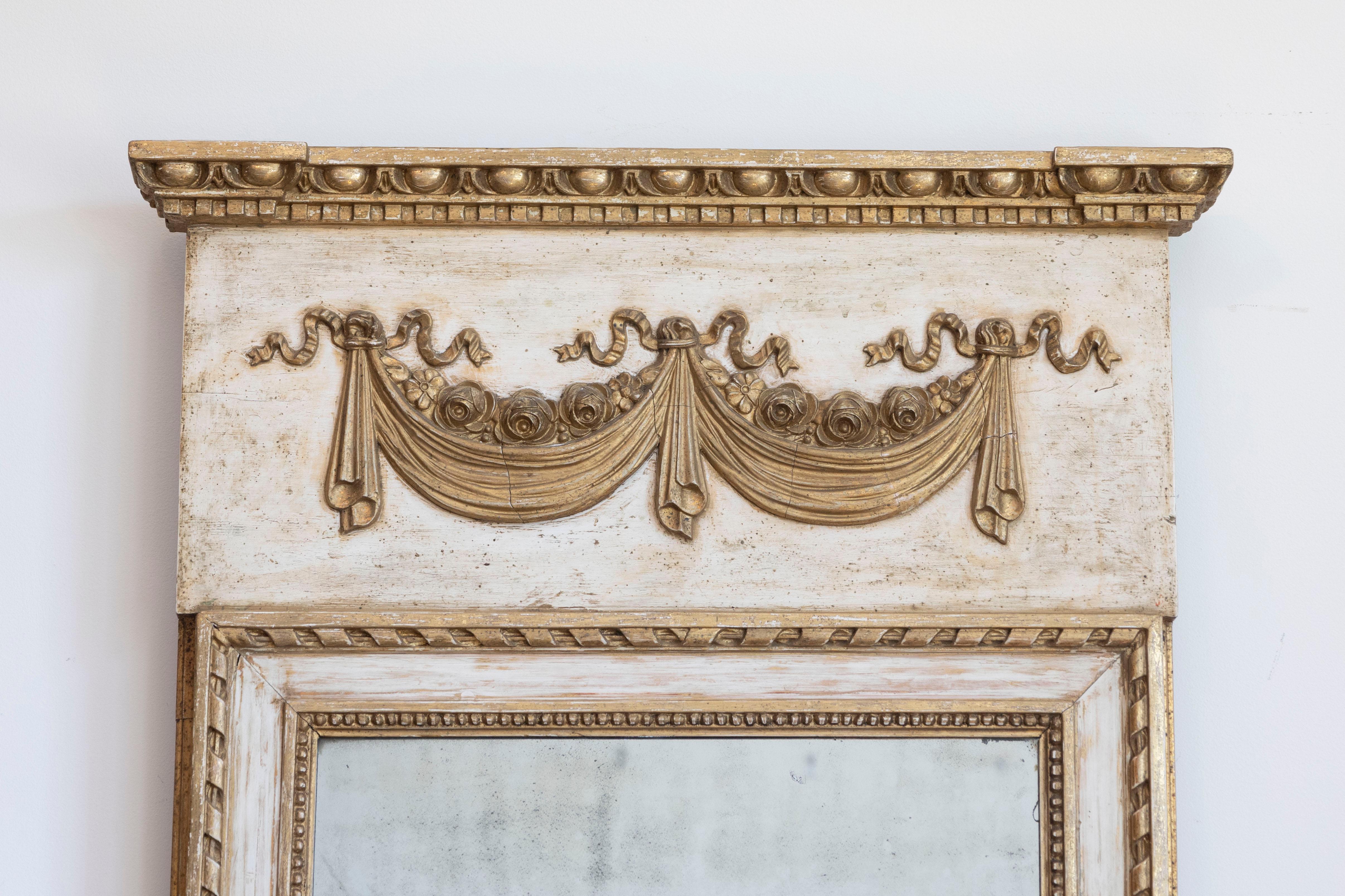 Gustavien Miroir Trumeau de la fin du XVIIIe siècle, de style suédois gustavien, avec guirlandes et roses en vente