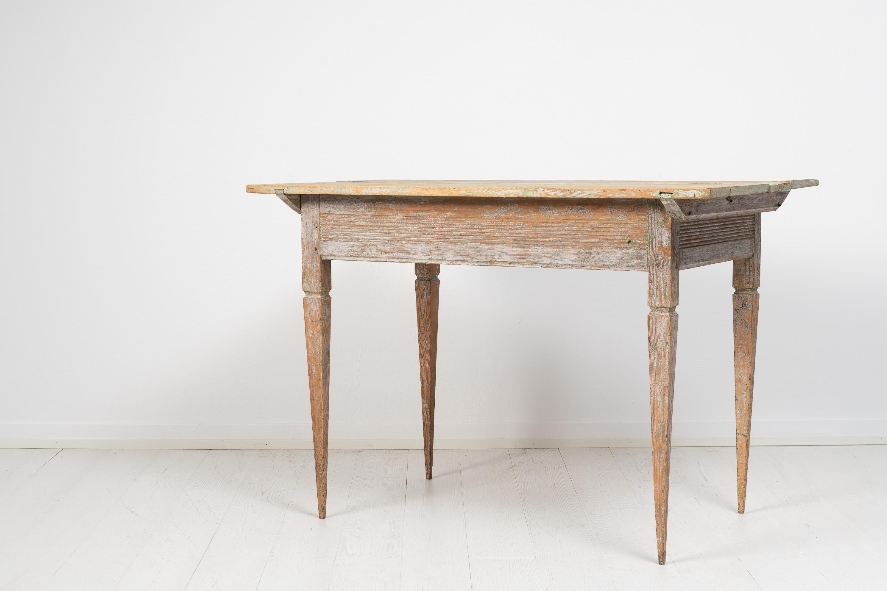 Late 18th Century Swedish Gustavian Pine Table In Good Condition In Kramfors, SE