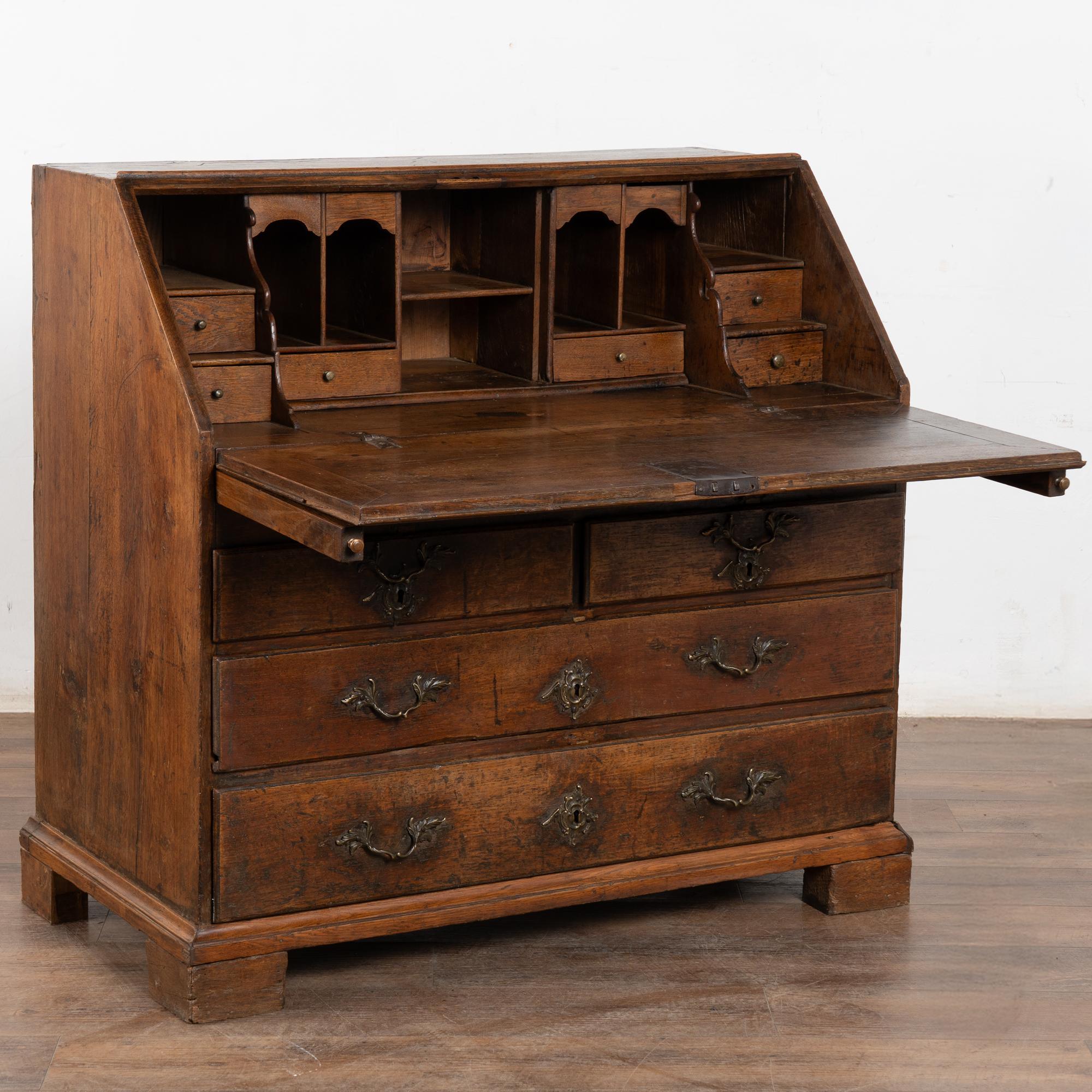 Questa segreteria a ribalta mantiene un fascino senza tempo grazie alla patina invecchiata del rovere e allo stile country europeo.
L'interno è dotato di 6 cassetti, 4 cassetti decorativi 