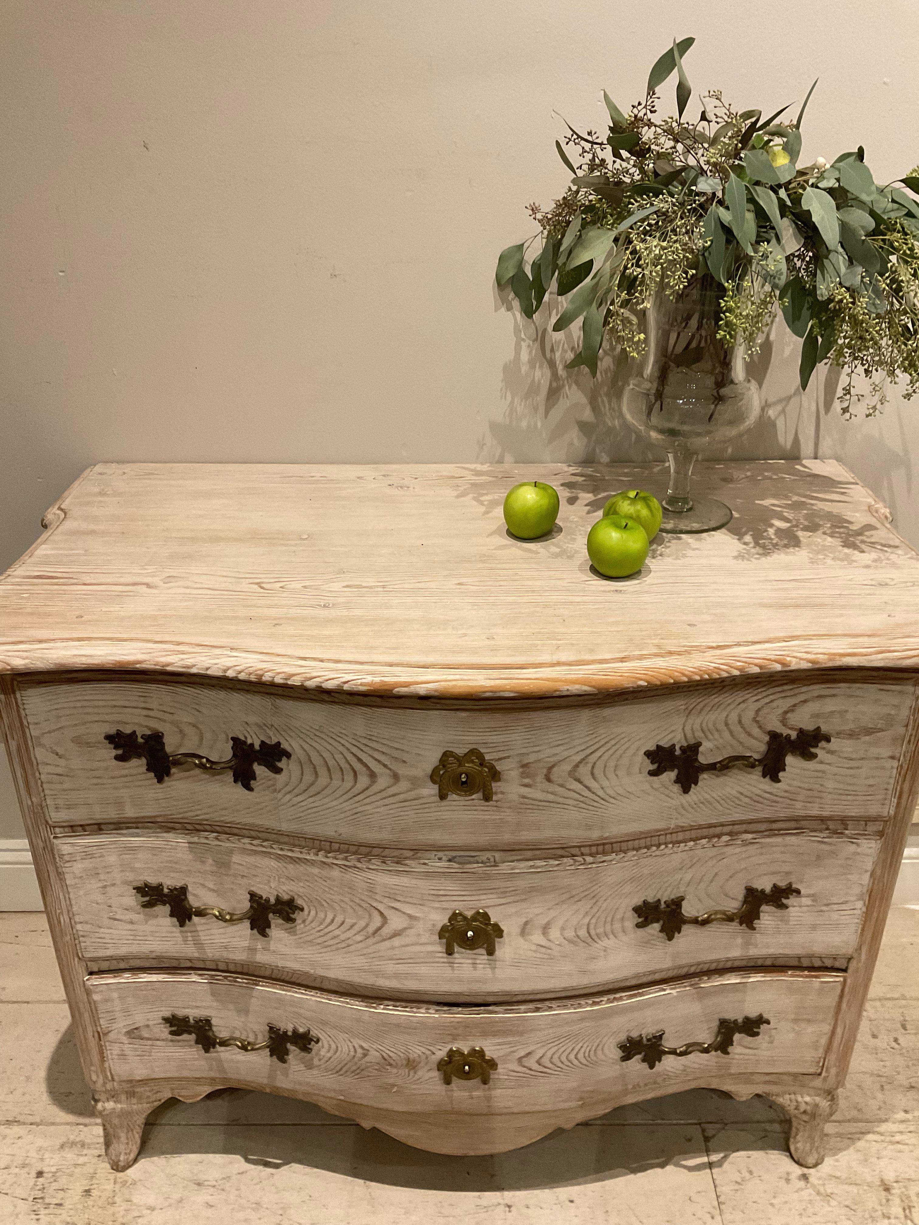  18th Century Swedish Oak Serpentine Front Three Drawer Commode In Good Condition In London, GB