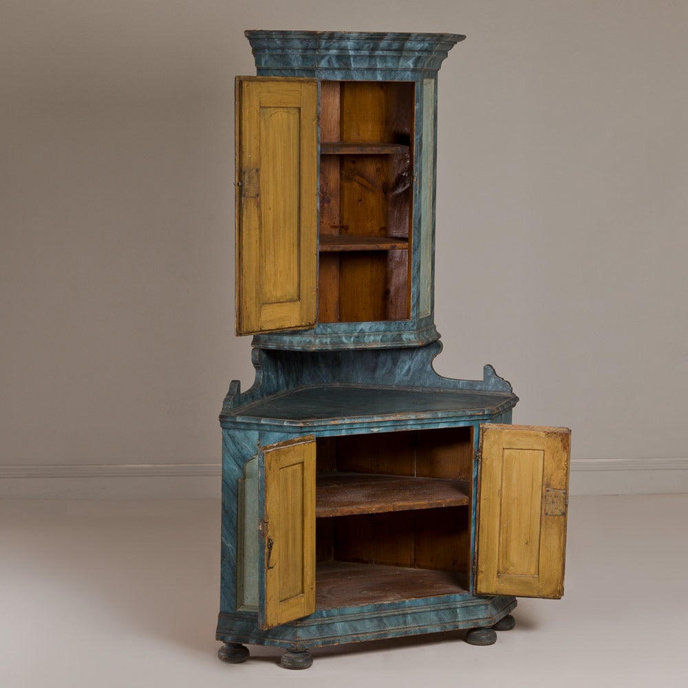 Late 18th Century Swedish Painted Corner Cupboard In Good Condition For Sale In London, GB