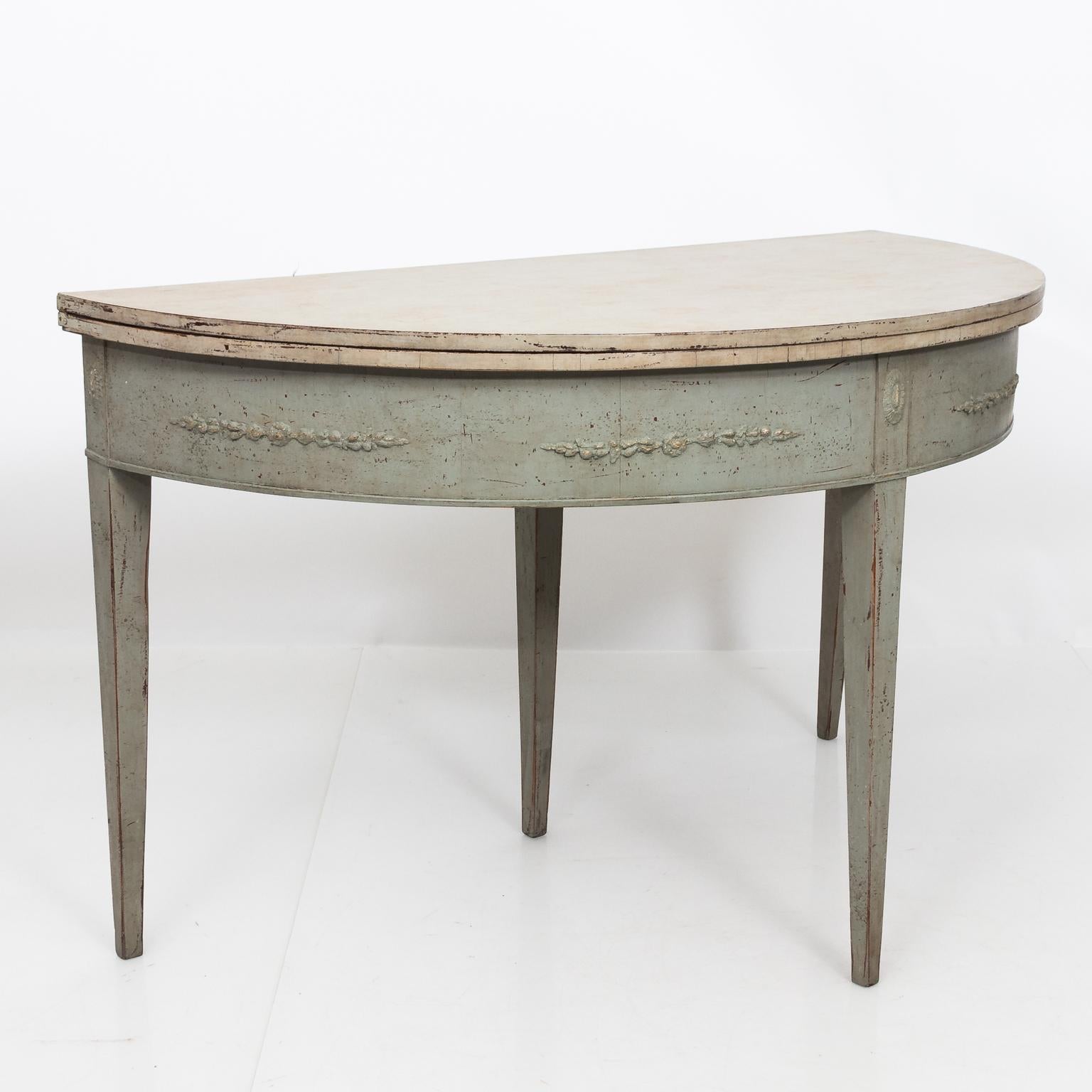 Late 18th Century Swedish Painted Drop Leaf Center Table For Sale 2