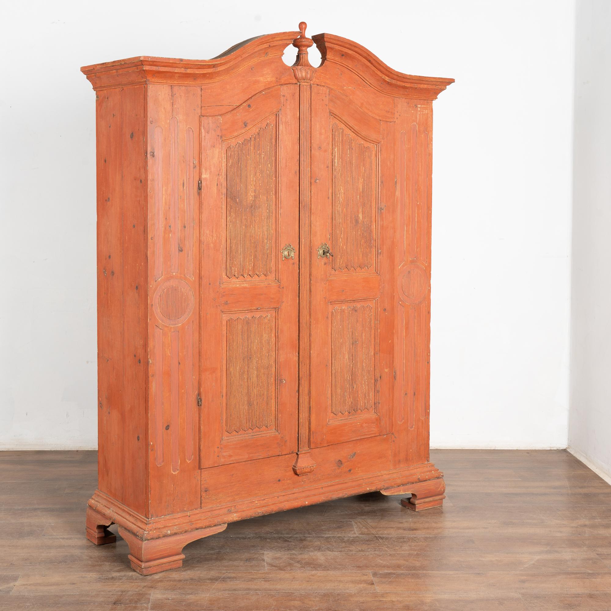 Armadio in pino dipinto a mano proveniente dalla campagna svedese. Le porte a pannelli scanalati, i piedini decorativi rialzati e il finial al centro della corona ne aumentano il fascino.
Guarda i dettagli ravvicinati per apprezzare la vernice color