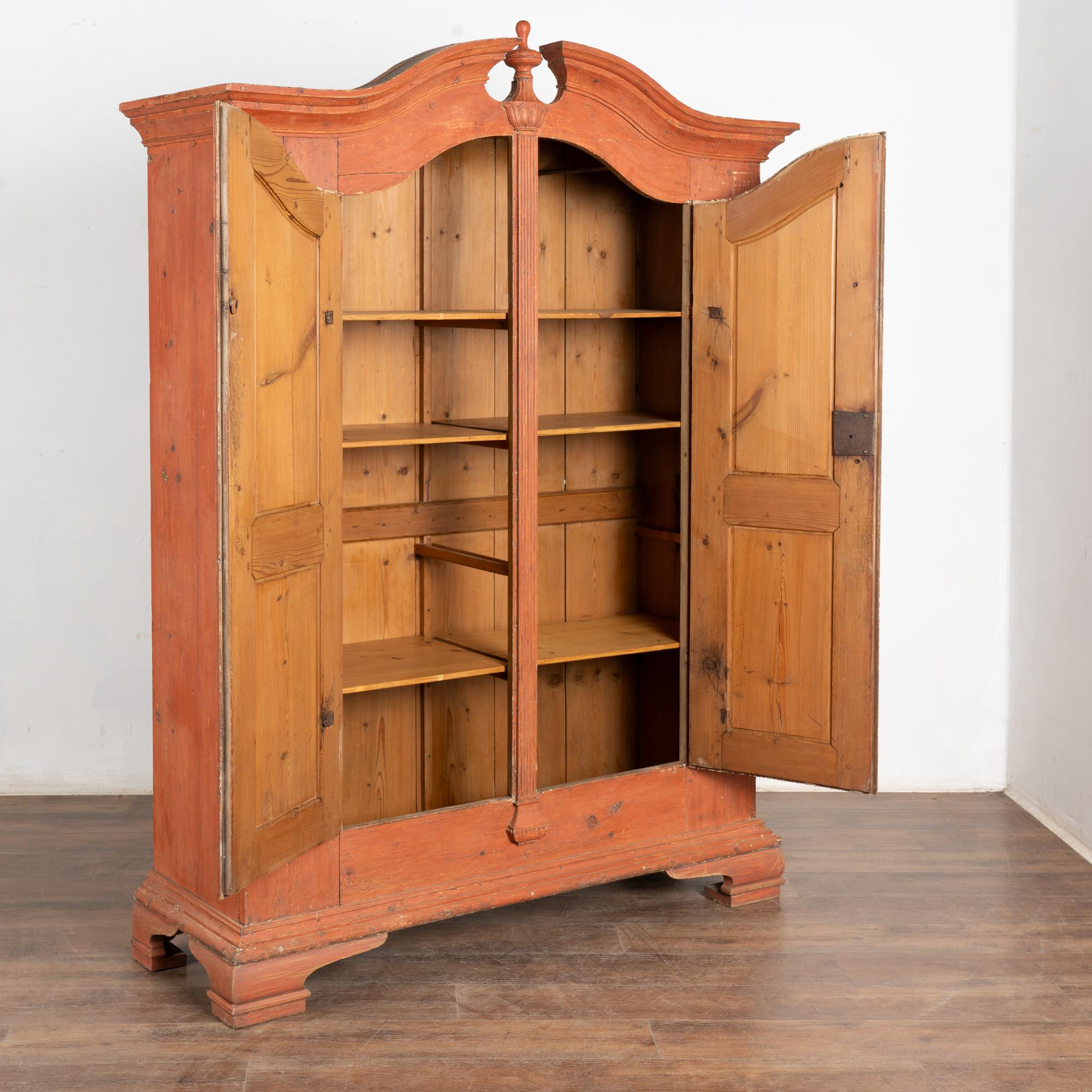 Country Armoire in pino dipinto svedese della fine del XVIII secolo in vendita