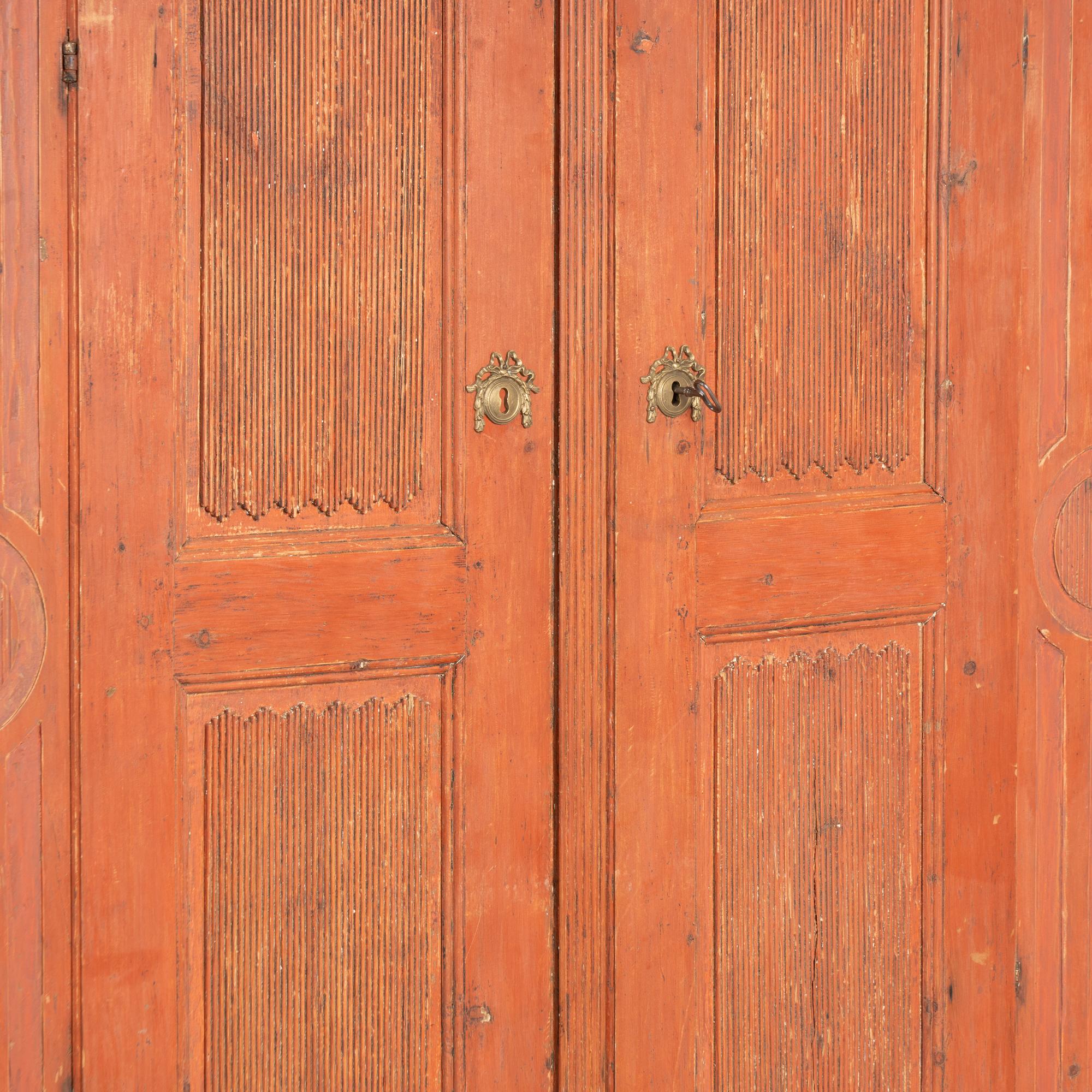 Armoire in pino dipinto svedese della fine del XVIII secolo in vendita 2