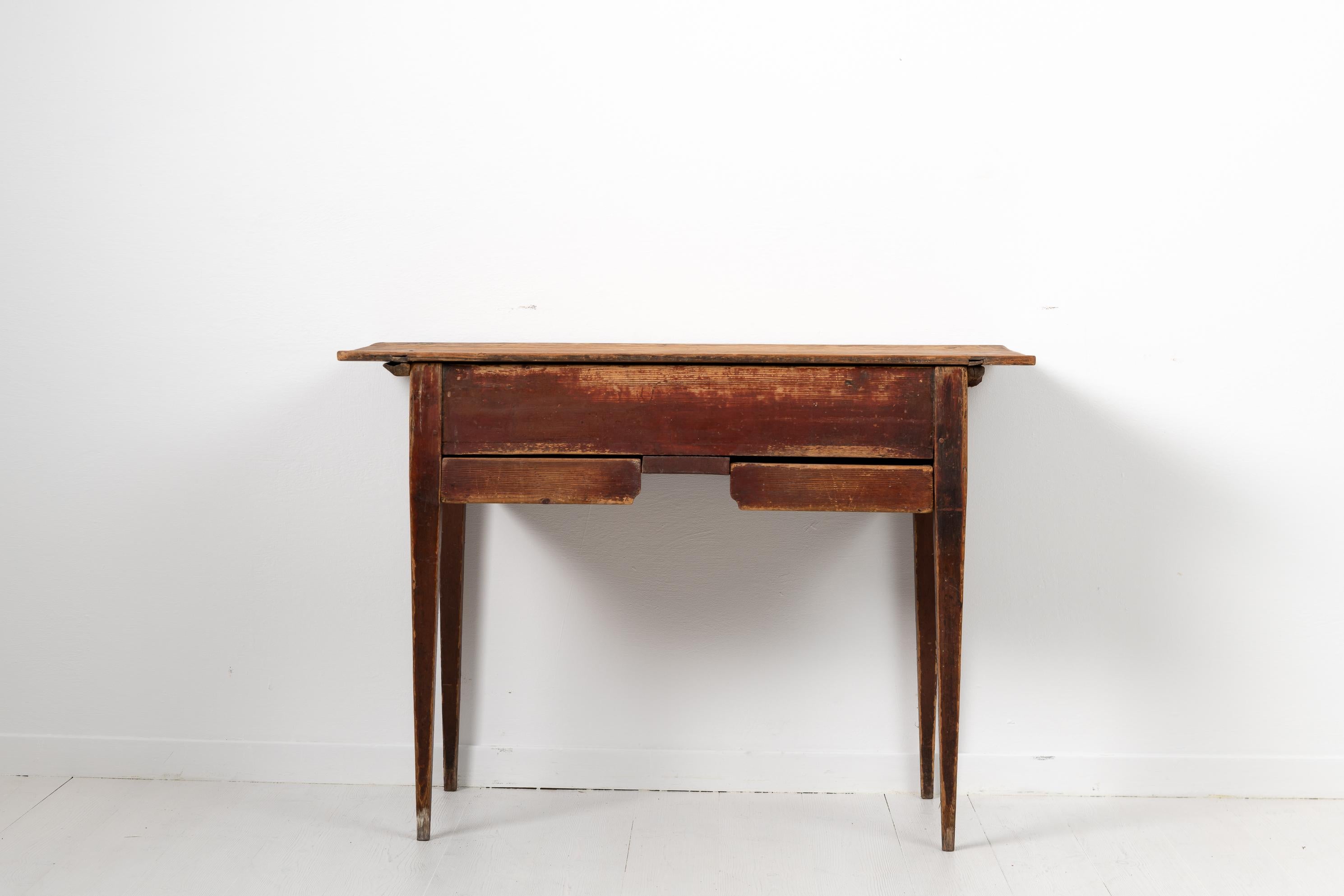 Tavolo svedese gustaviano in autentico stile country realizzato alla fine del 1700. Il tavolo è un modello insolito con due cassetti fluttuanti nel bordo. I cassetti sono originariamente privi di ferramenta e dovevano avere lo stesso aspetto