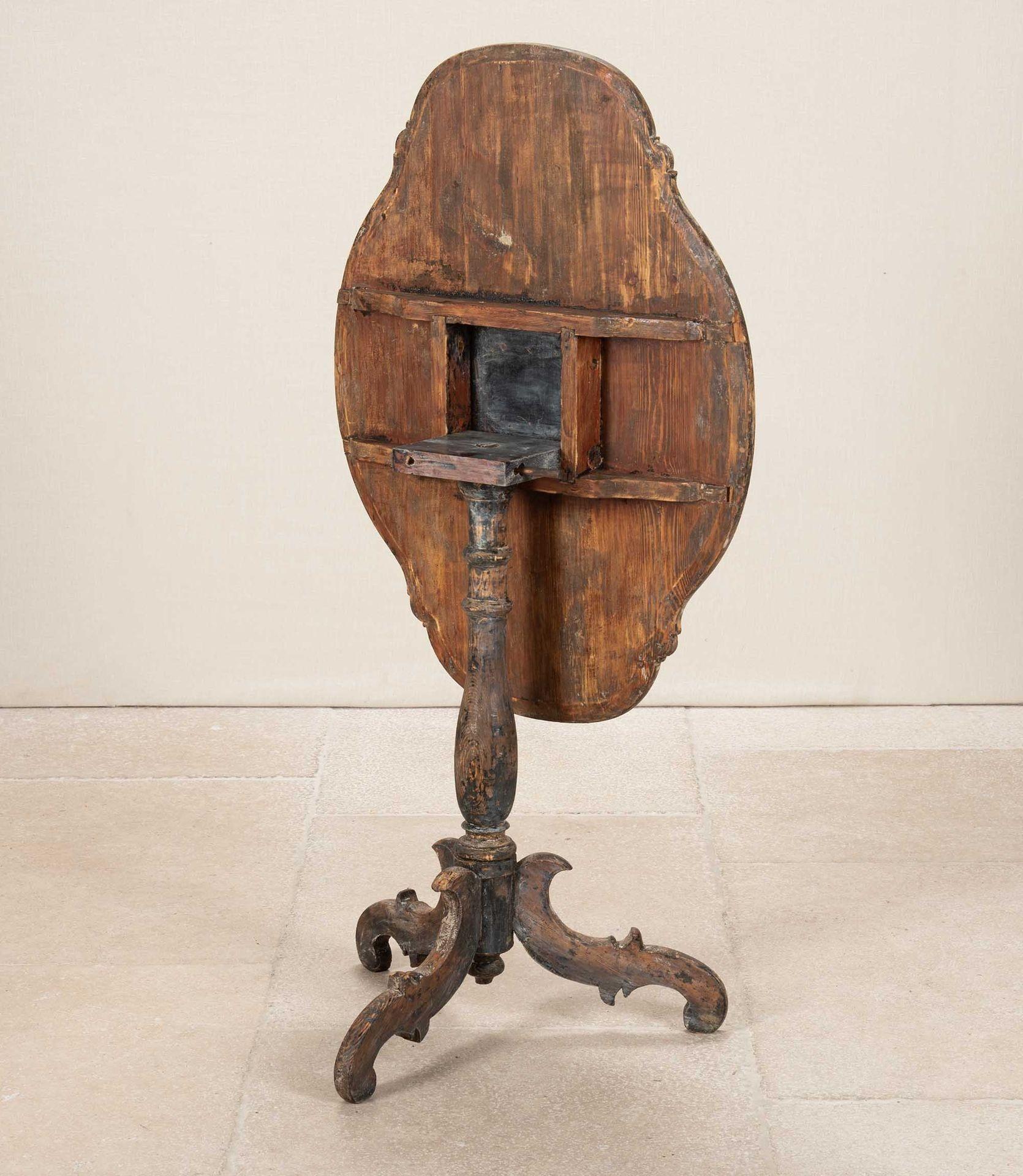 Legno Tavolo rococò svedese della fine del XVIII secolo con vernice originale in vendita