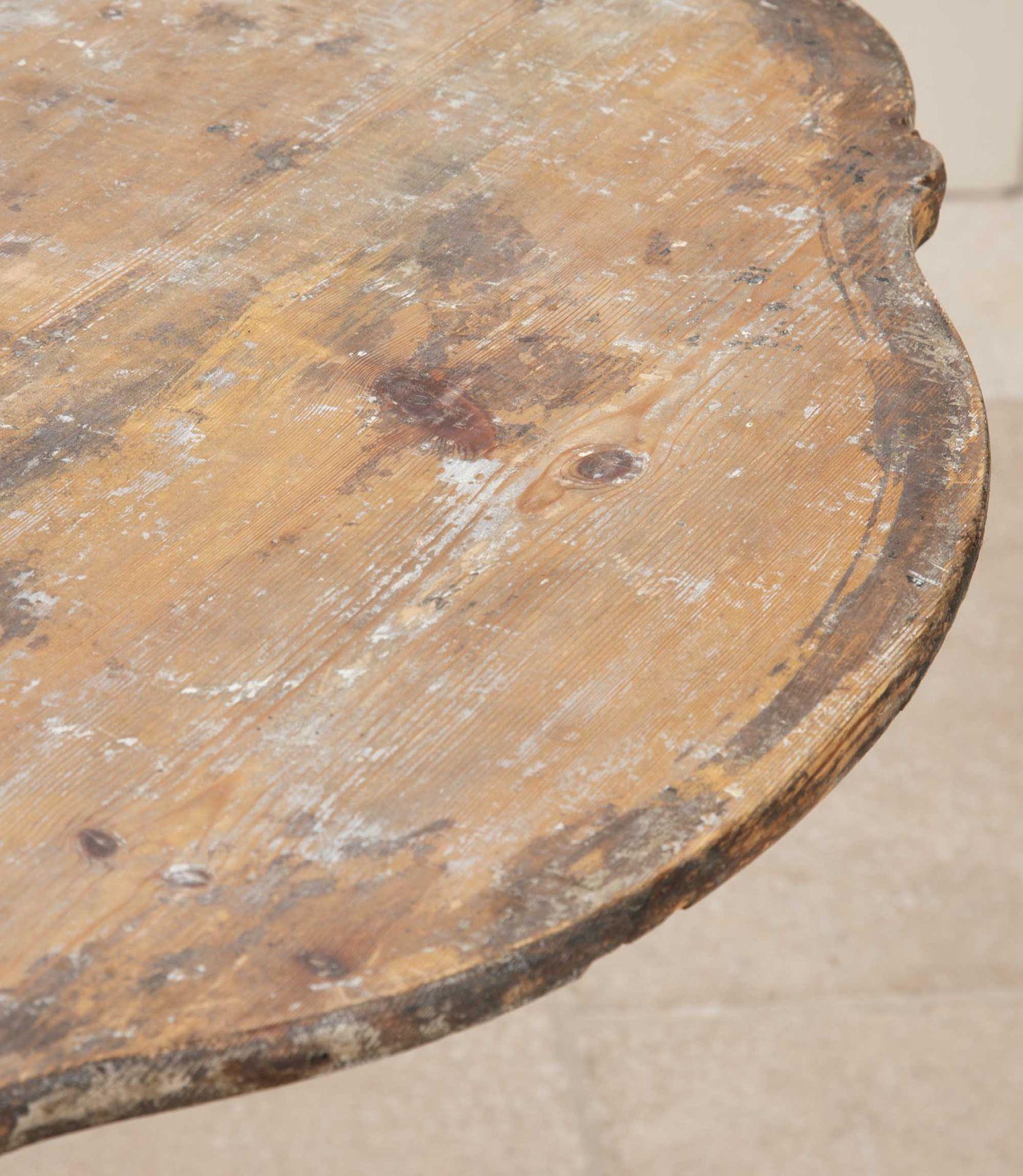 Tavolo rococò svedese della fine del XVIII secolo con vernice originale in vendita 3