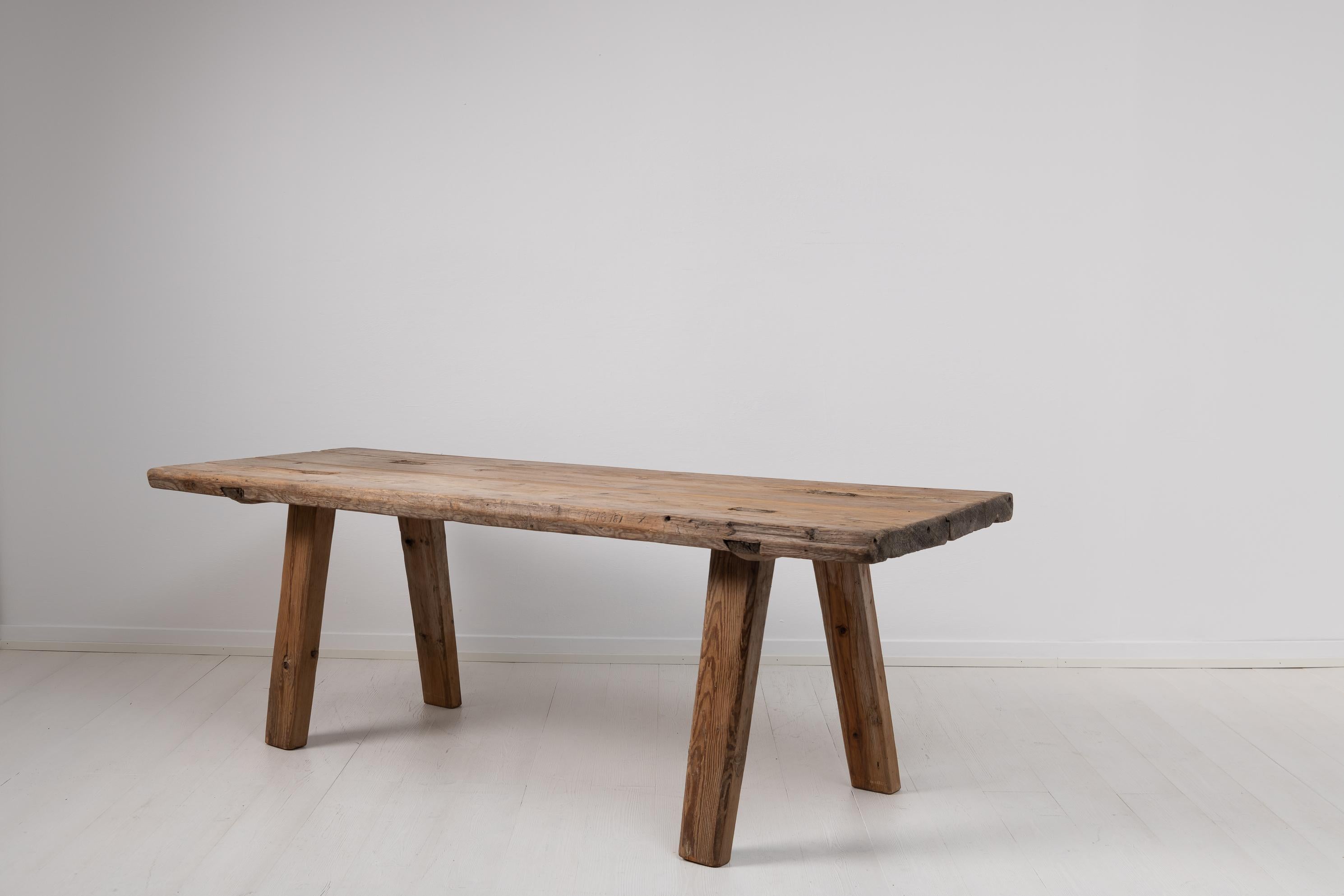 Folk Art Landtisch aus Nordschweden. Der Tisch ist elementar und rustikal und wurde in den späten 1700er Jahren hergestellt. Handgefertigt aus massivem Kiefernholz und nie lackiert. Die blanke Oberfläche des Holzes ist gealtert und hat eine