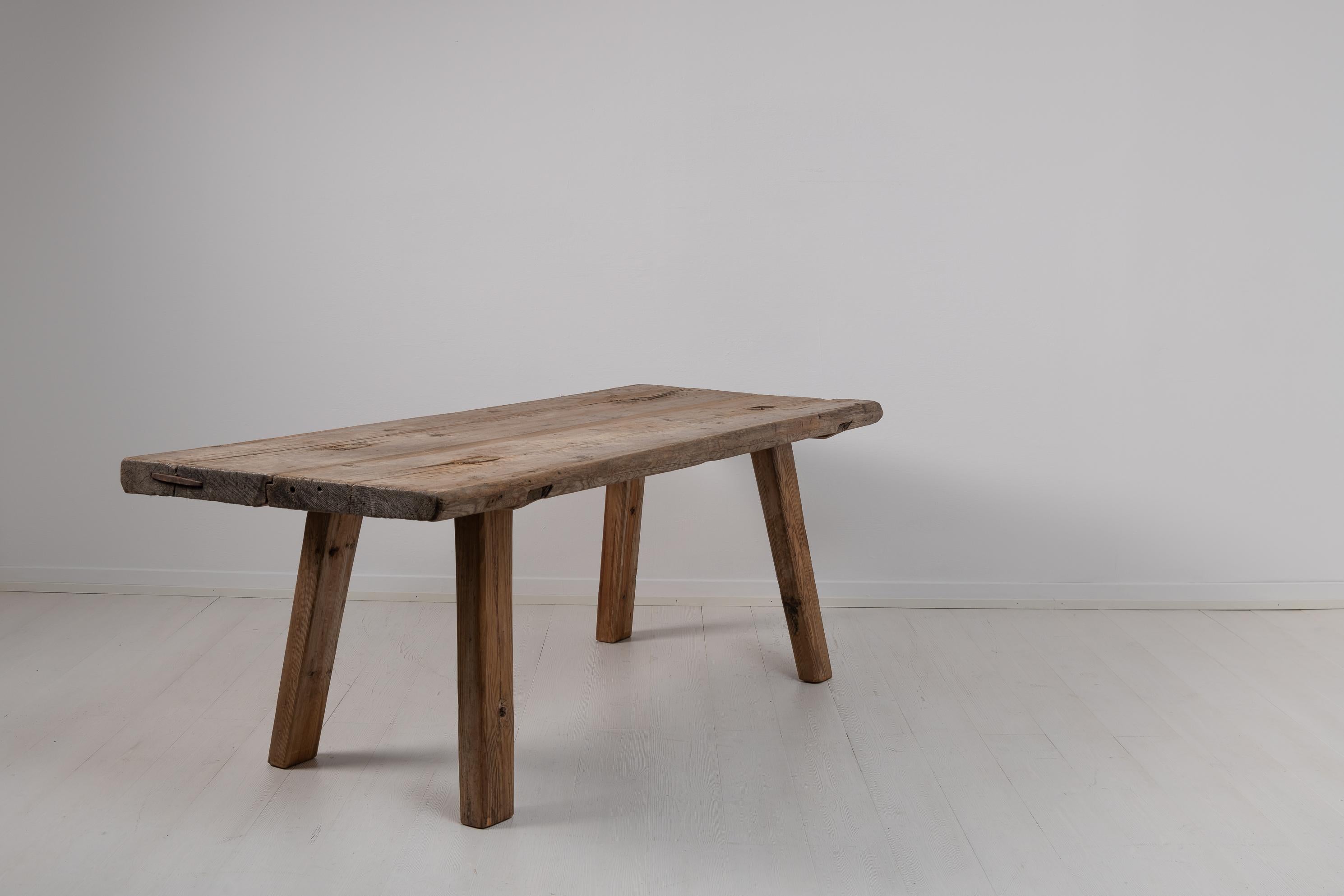 Late 18th Century Swedish Rustic Folk Art Pine Table  In Good Condition For Sale In Kramfors, SE