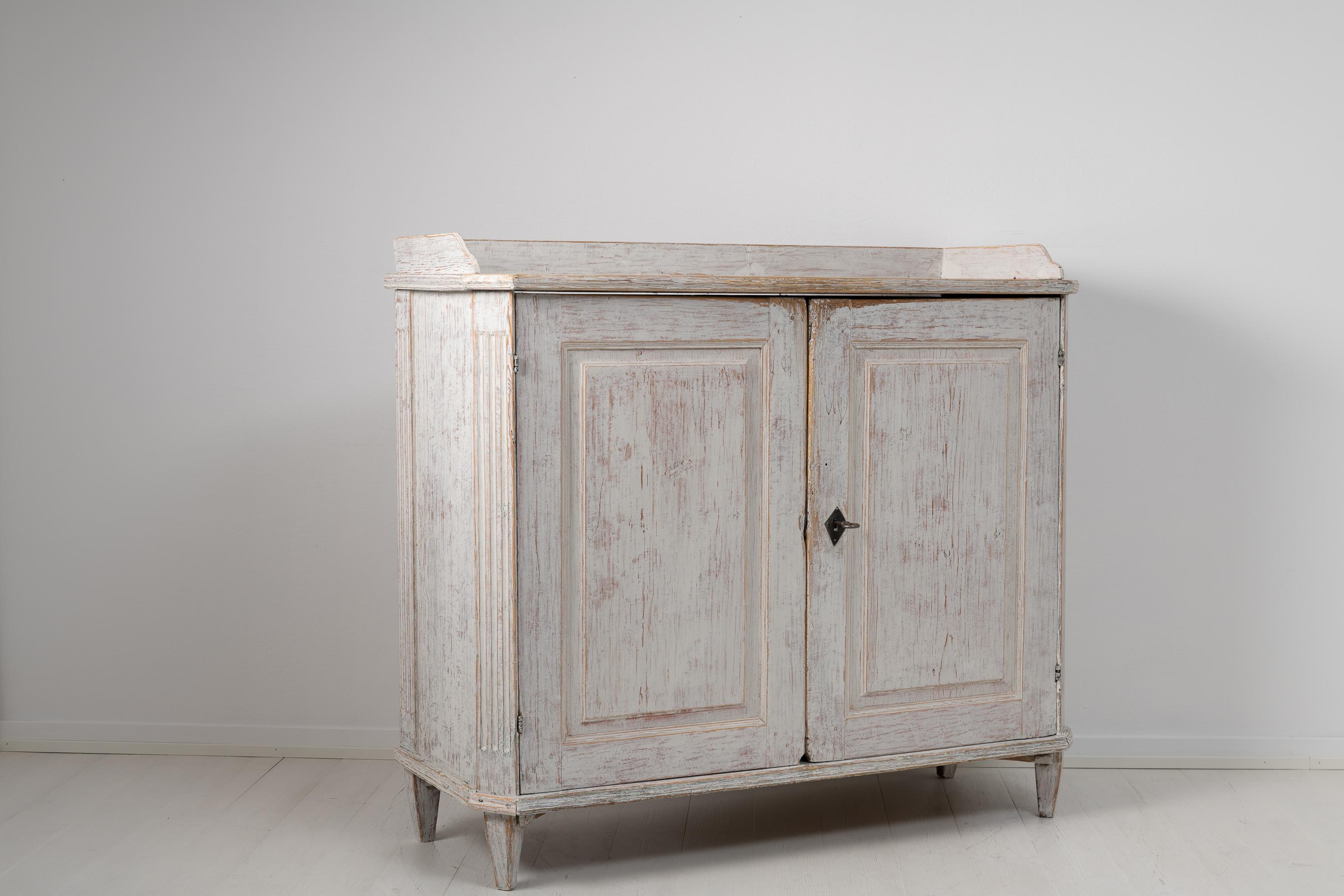 Late 18th Century Swedish White Gustavian Country Sideboard In Good Condition In Kramfors, SE
