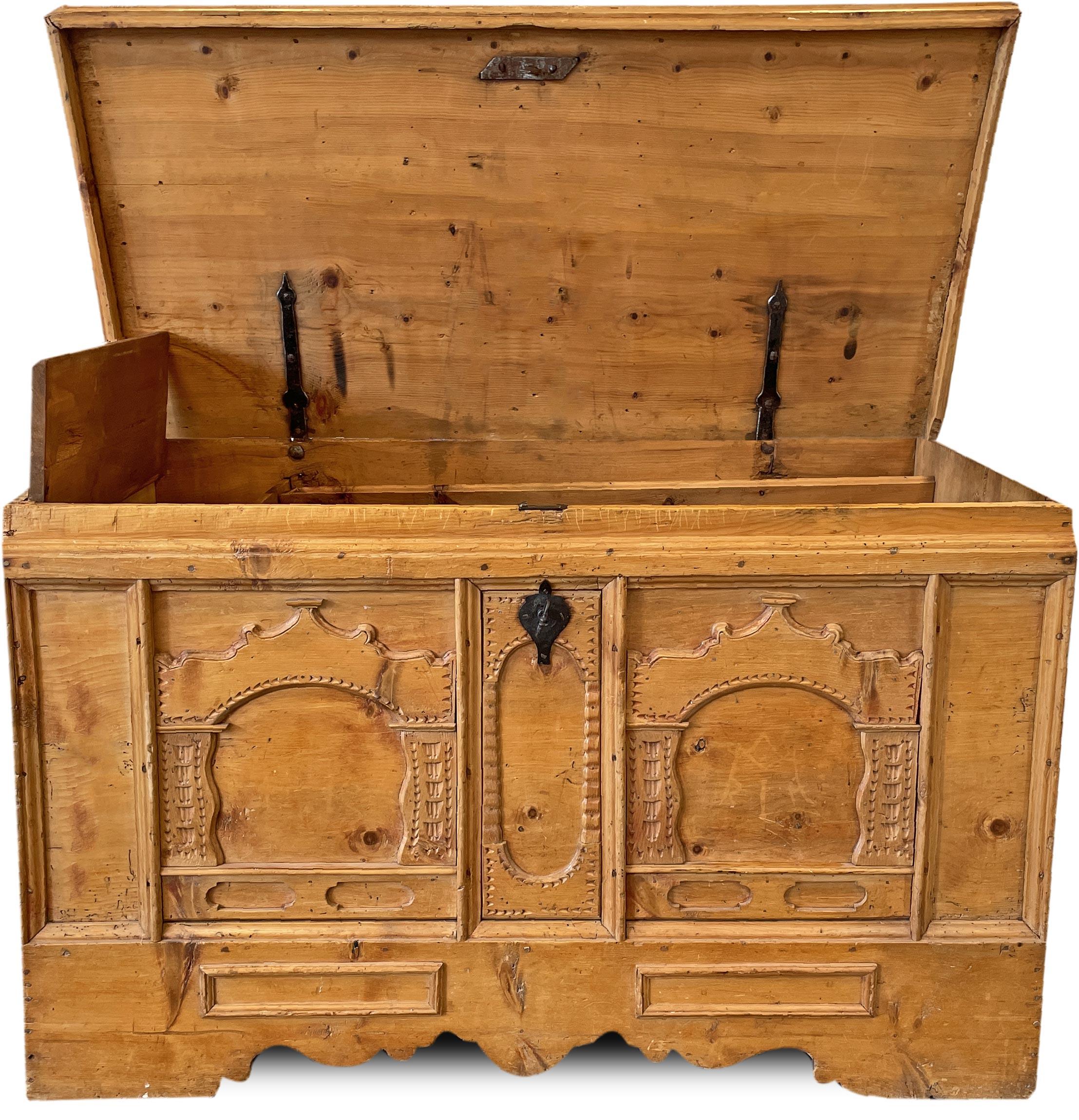 Late 18th Century Swiss Pine Blanket Chest For Sale 4