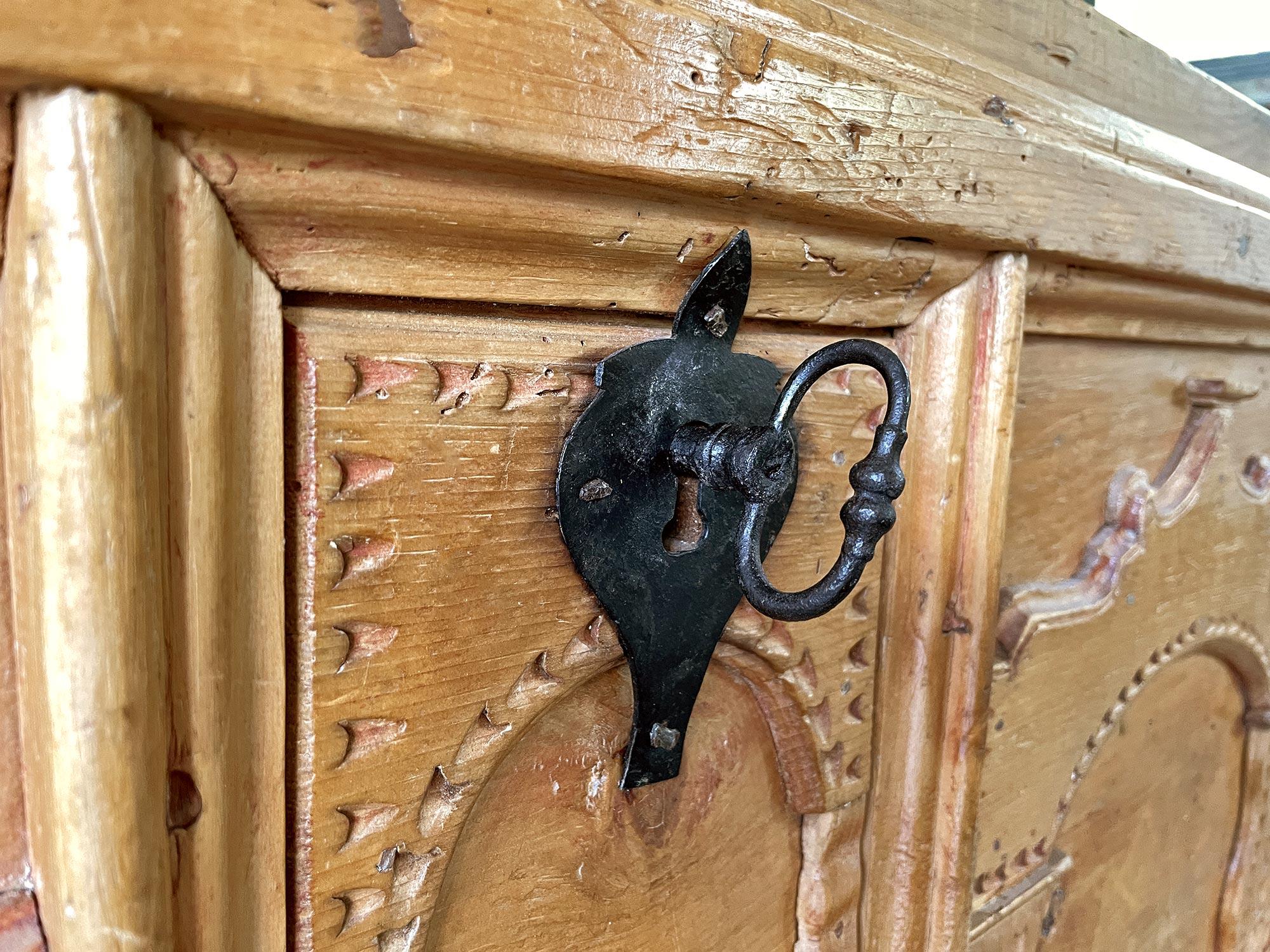 Late 18th Century Swiss Pine Blanket Chest For Sale 6