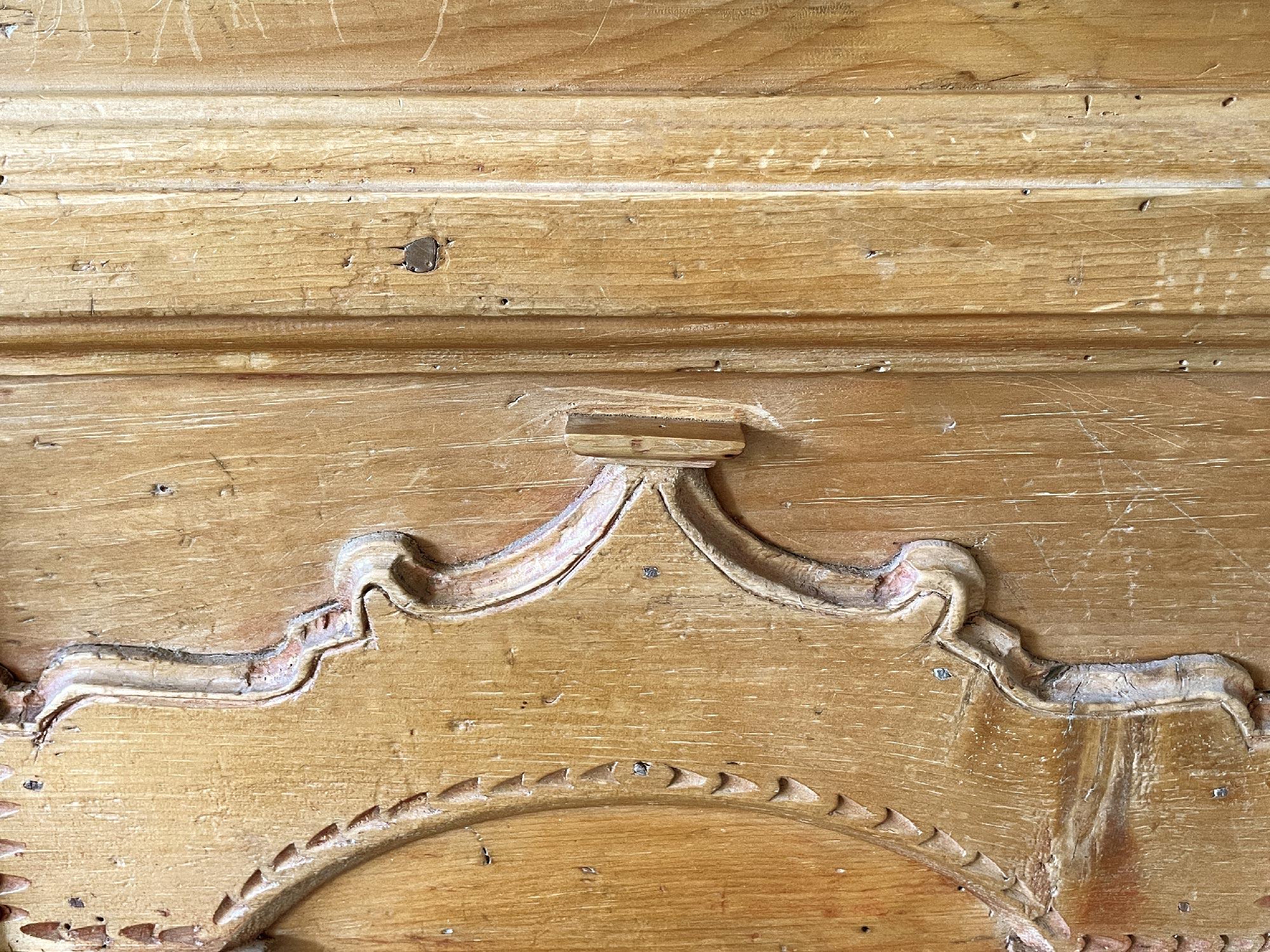 Deckenschrank aus Zirbenholz, 18. Jahrhundert im Angebot 4