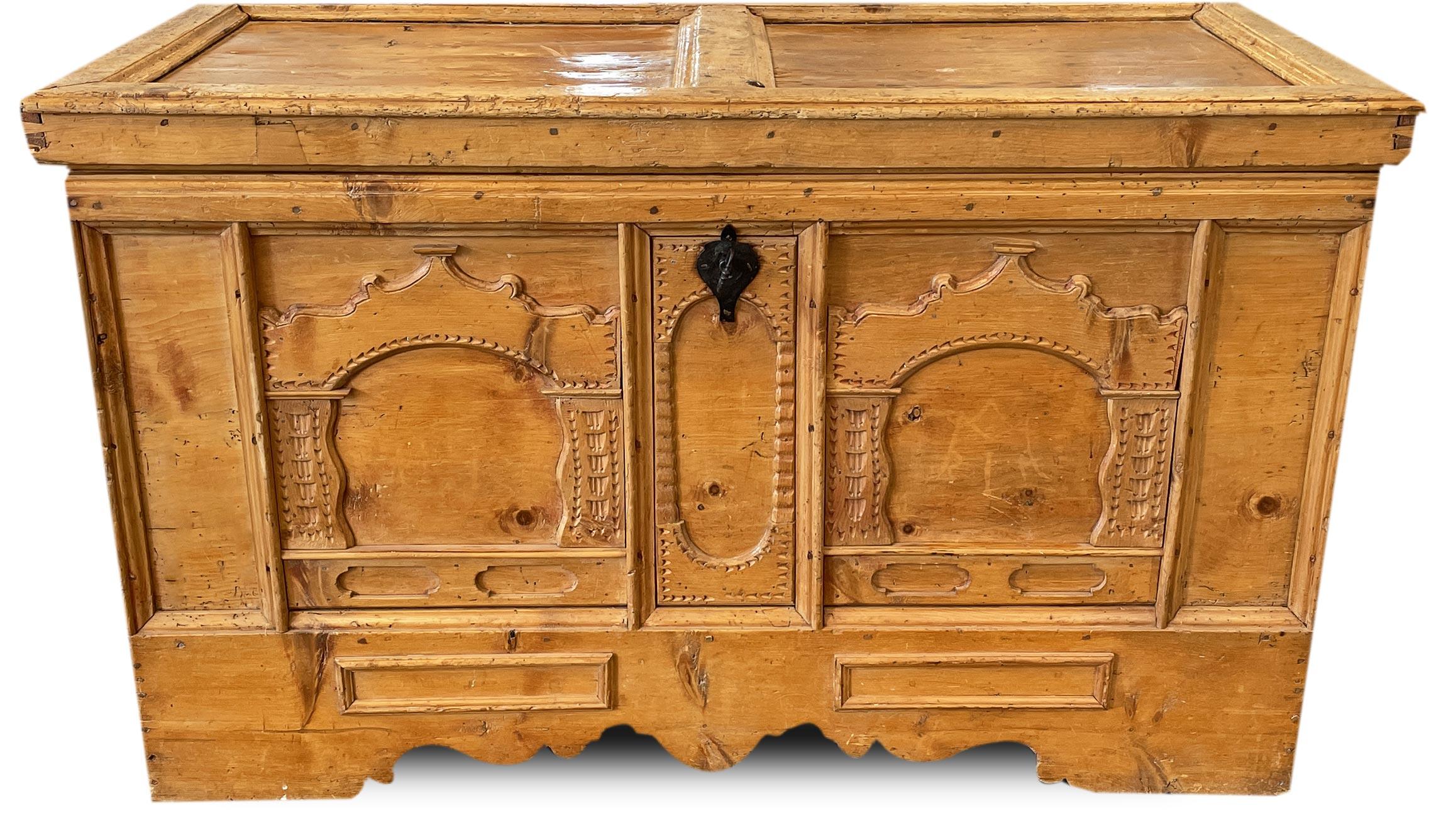 Late 18th century Swiss stone pine chest

H. 88 cm – L. 145 cm – D. 69 cm

Beautiful chest in pine wood, built at the end of the eighteenth century.
On the front there are three framed vertical pilasters. The central one is characterized by an
