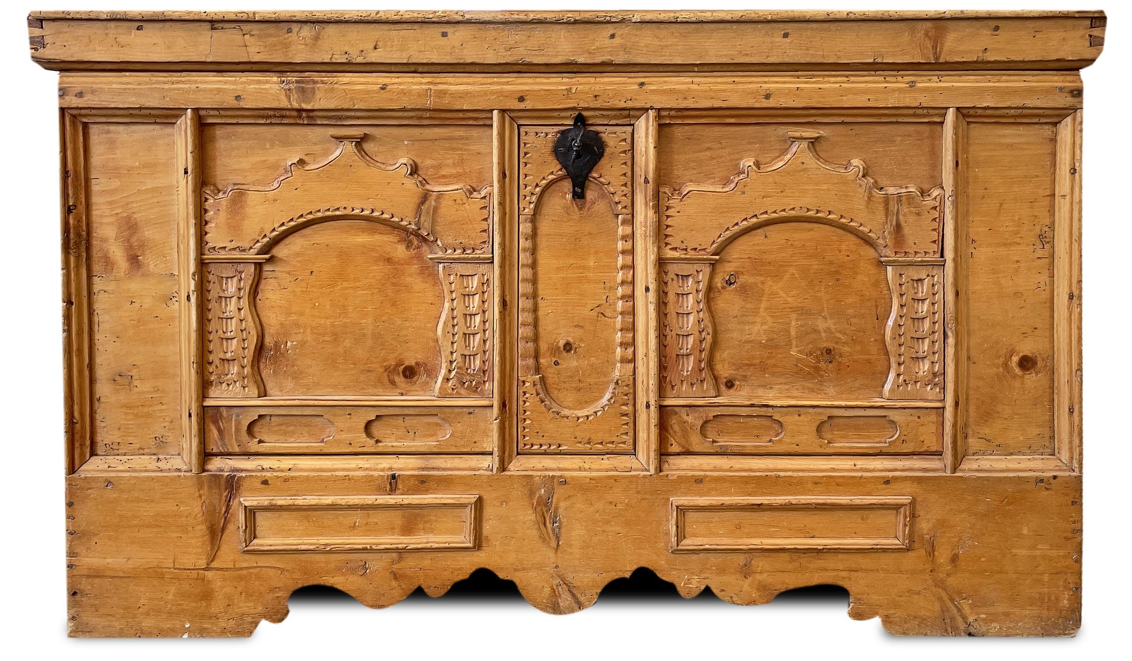 Italian Late 18th Century Swiss Pine Blanket Chest For Sale