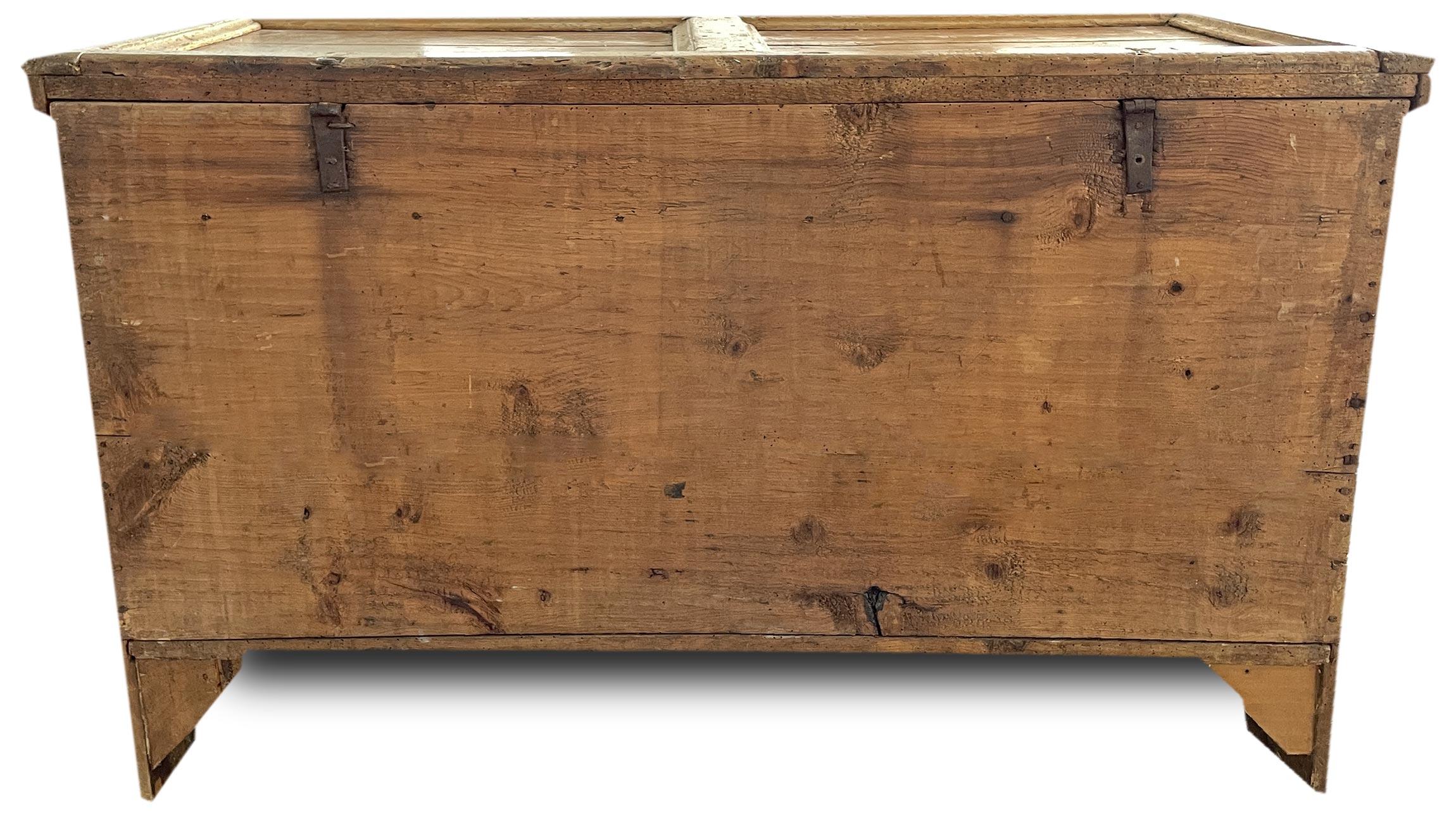 Late 18th Century Swiss Pine Blanket Chest In Good Condition For Sale In Albignasego, IT