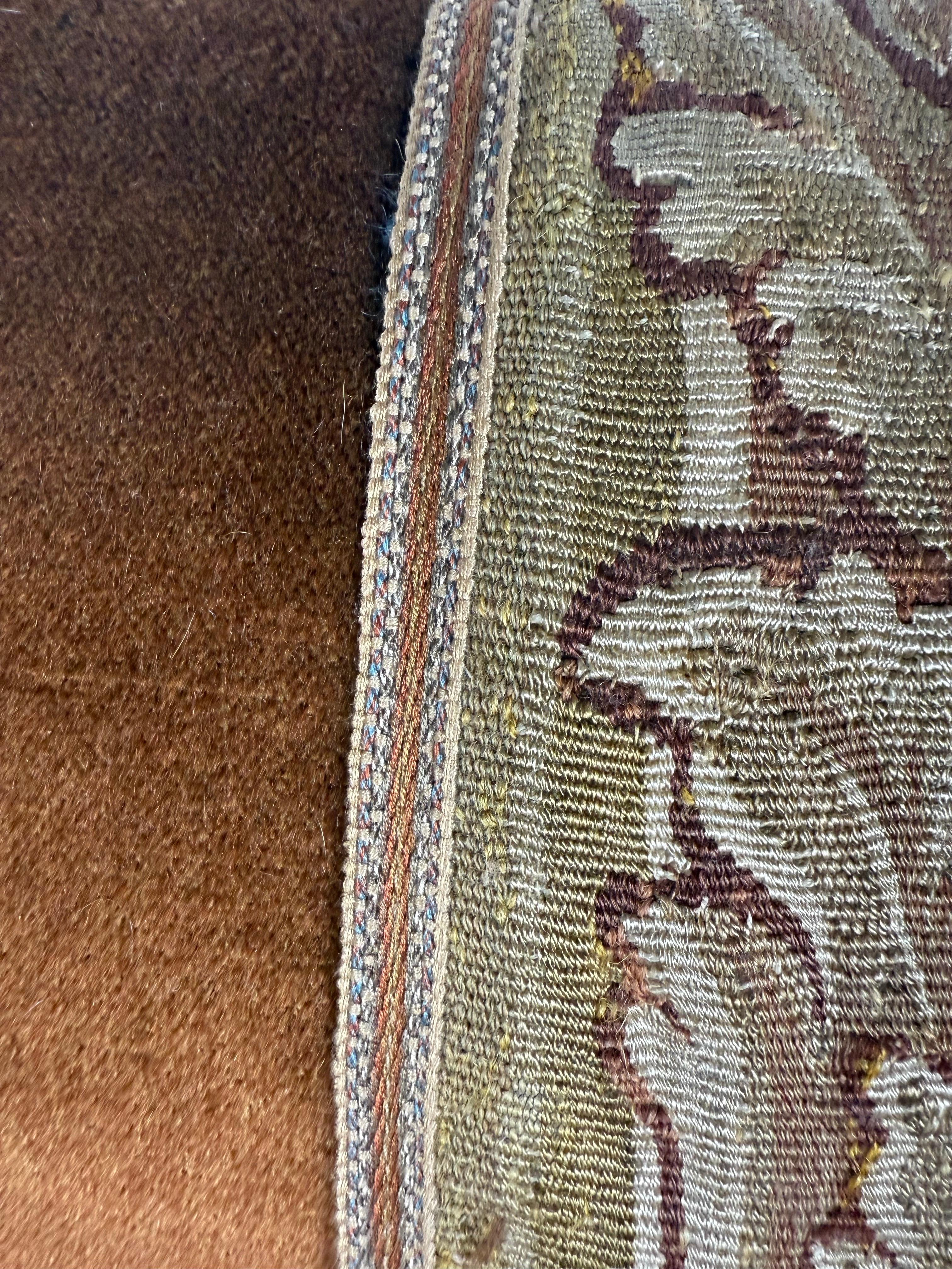 Cuscino ad arazzo della fine del XVIII secolo con velluto e rifiniture contemporanee In condizioni deteriorate in vendita a Los Angeles, CA