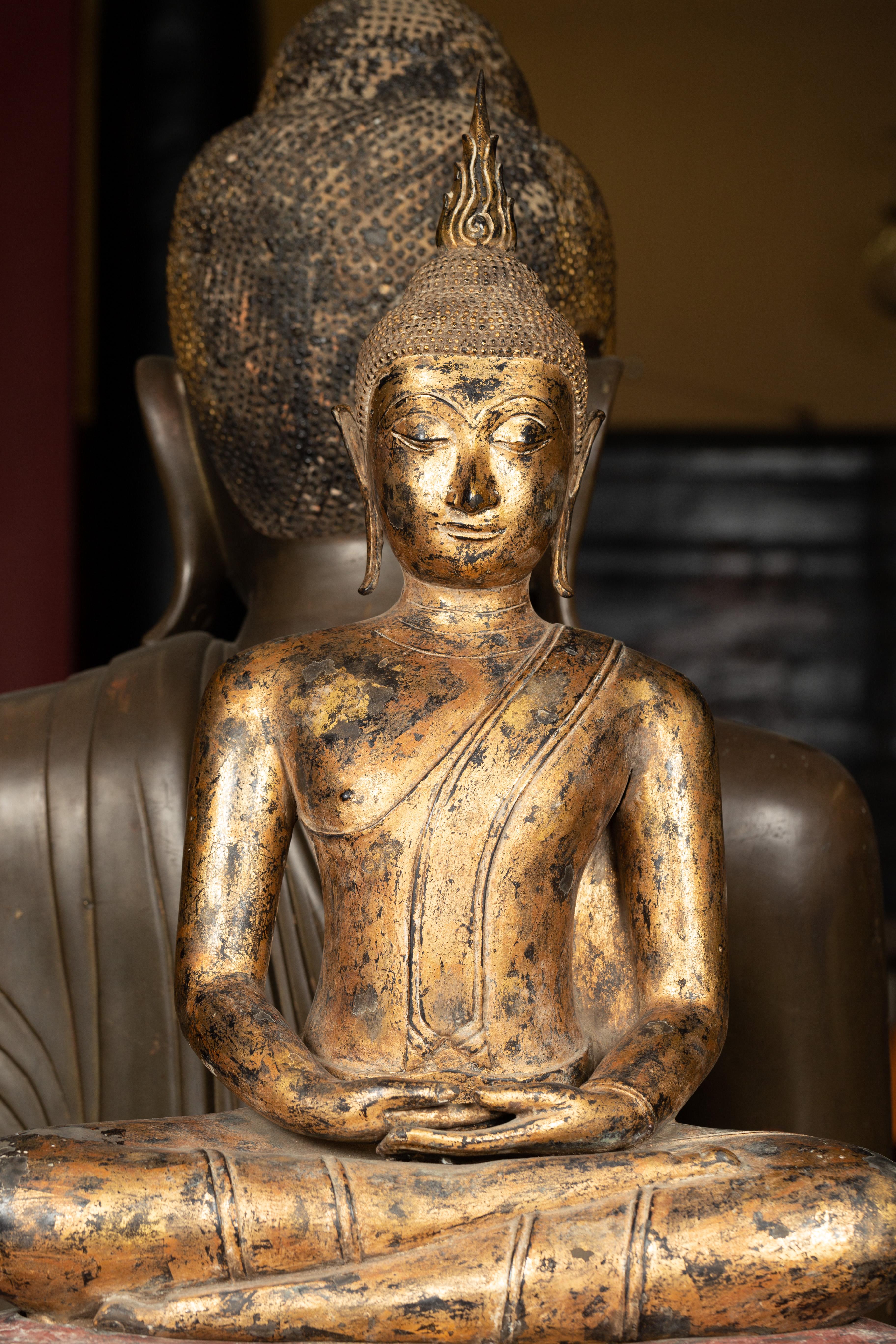 Estatua de Buda sentado en meditación de bronce dorado tailandés de finales del siglo XVIII sobre pedestal Dorado
