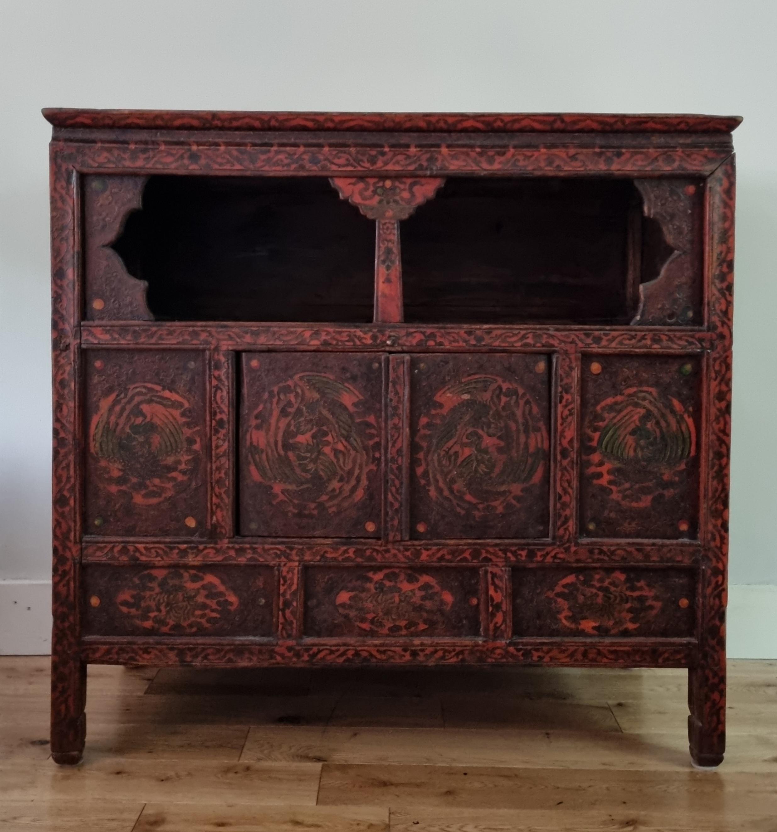 Un authentique cabinet d'autel tibétain de la fin du XVIIIe siècle conservant sa décoration peinte d'origine - une rare survivance dans cet état. Traditionnellement utilisé dans les autels familiaux pour conserver des objets sacrés tels que des