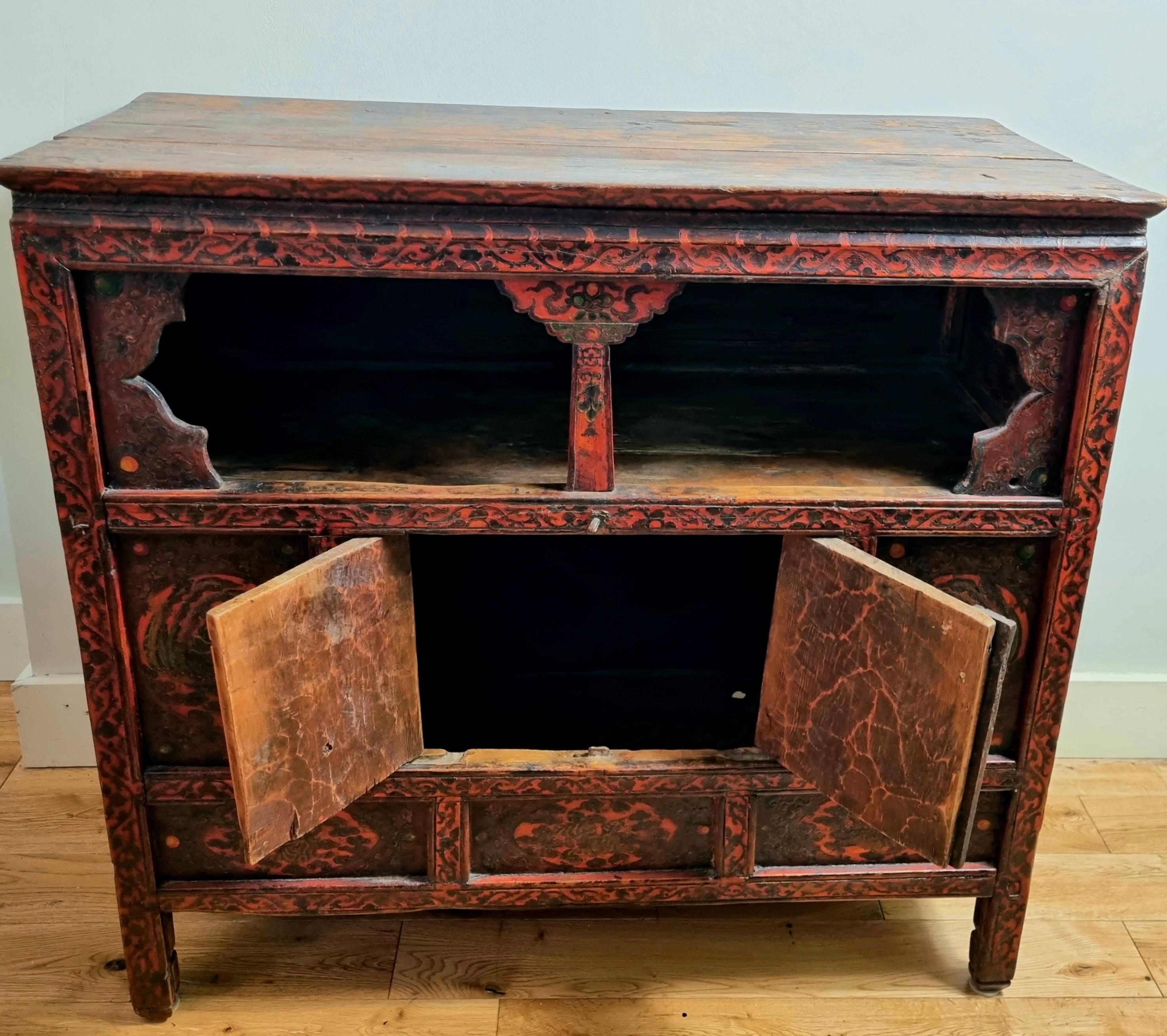 Sculpté à la main Cabinet d'autel tibétain peint à la main à la fin du XVIIIe siècle en vente