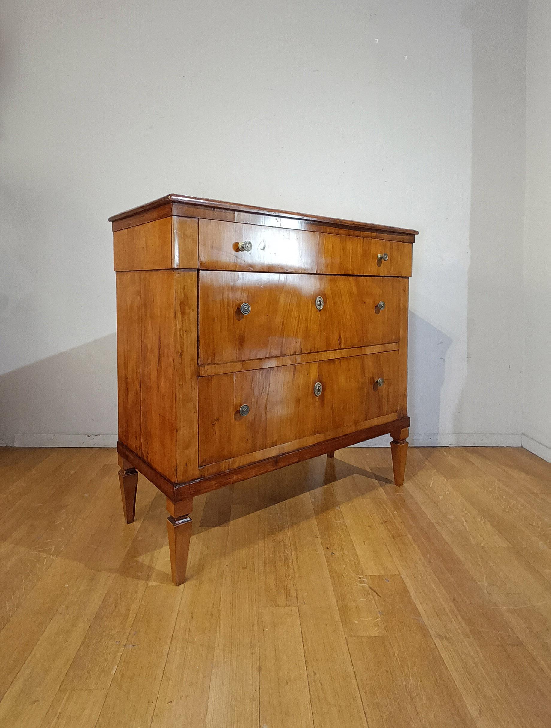 SPÄTES 18. JAHRHUNDERT TUSKANISCHE NEOKLASSISCHE SCHRANKKAMMER IN KIRSCHE (Louis XVI.) im Angebot