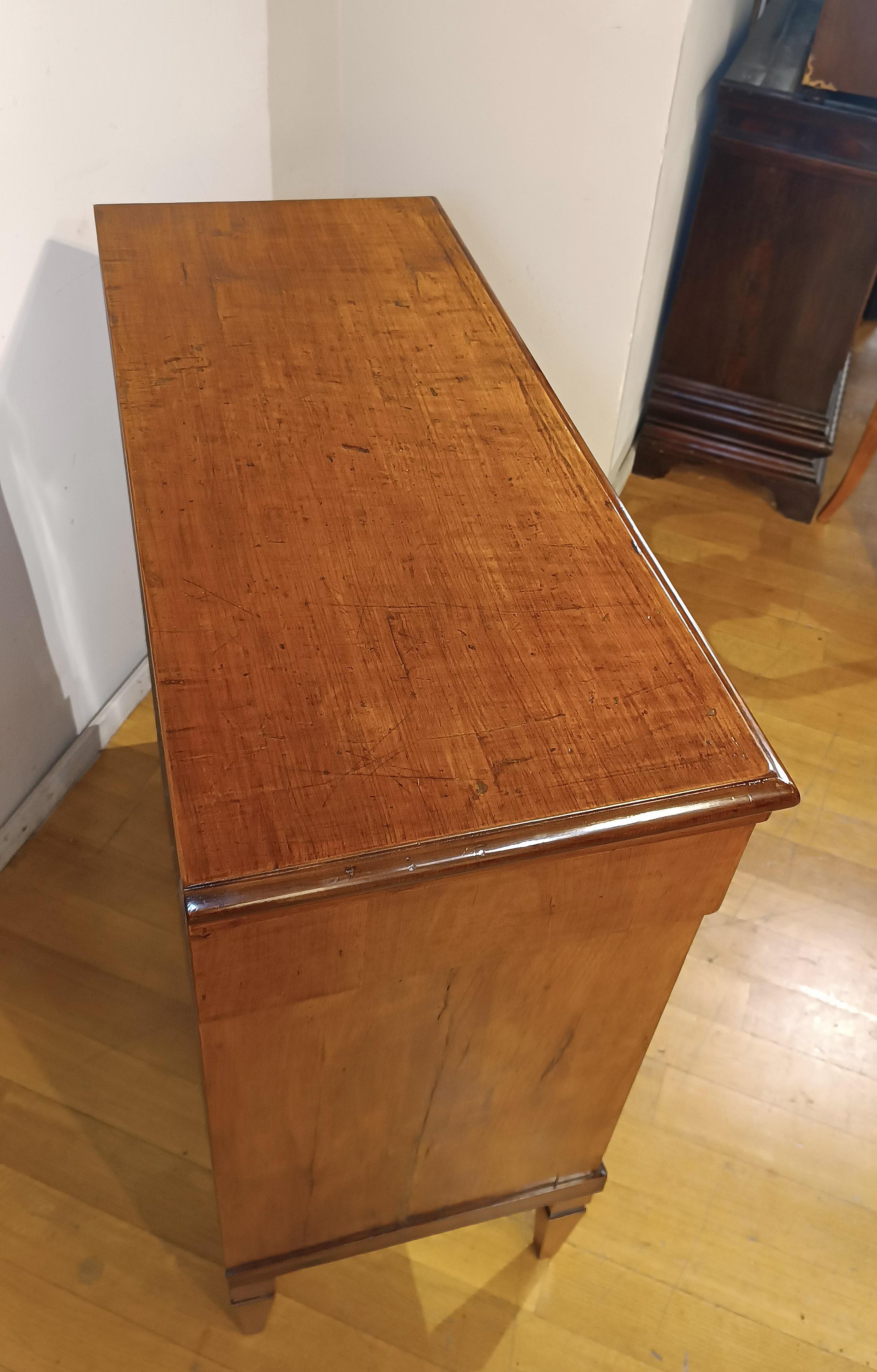 SPÄTES 18. JAHRHUNDERT TUSKANISCHE NEOKLASSISCHE SCHRANKKAMMER IN KIRSCHE (Handgeschnitzt) im Angebot