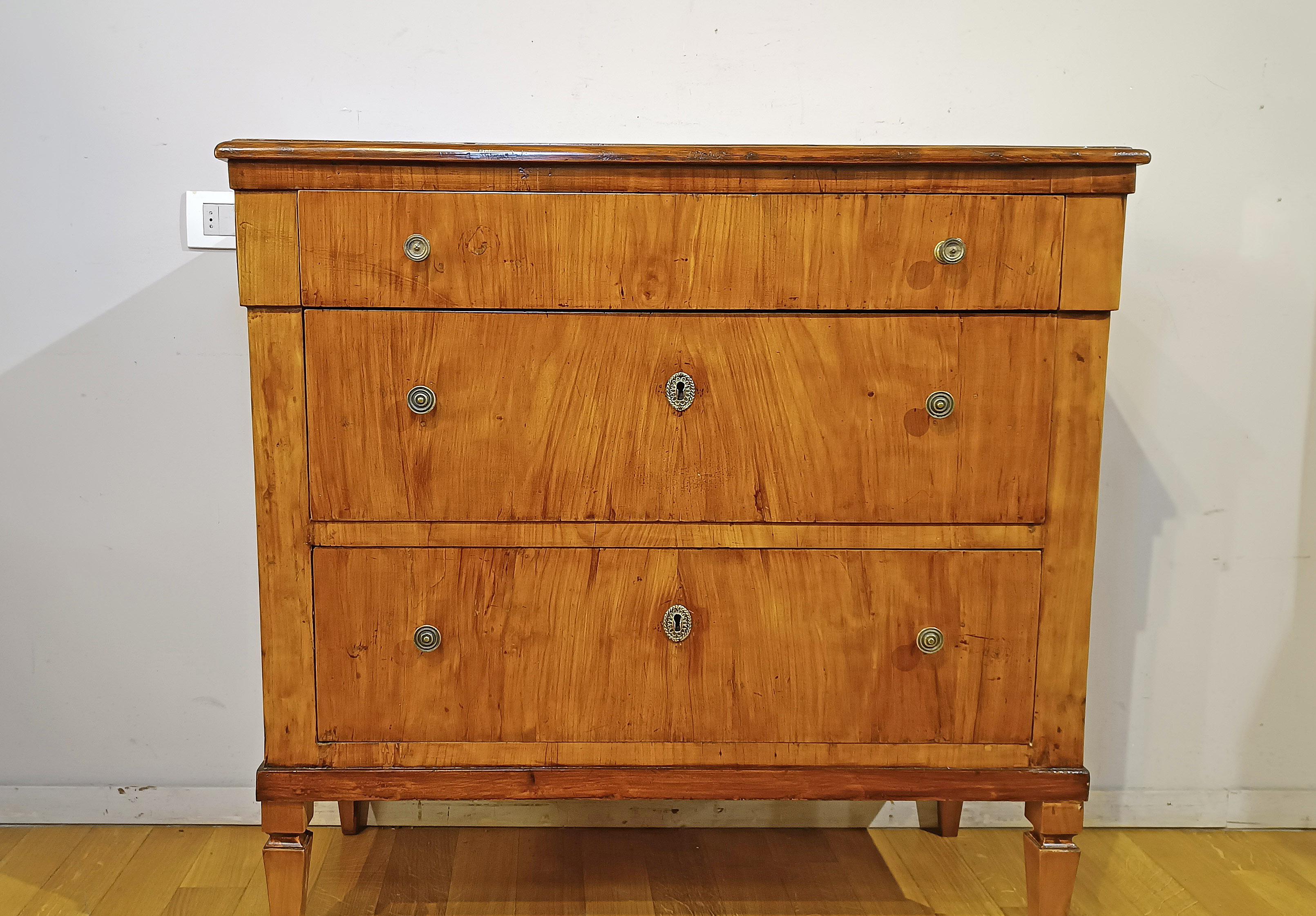 SPÄTES 18. JAHRHUNDERT TUSKANISCHE NEOKLASSISCHE SCHRANKKAMMER IN KIRSCHE (18th Century) im Angebot