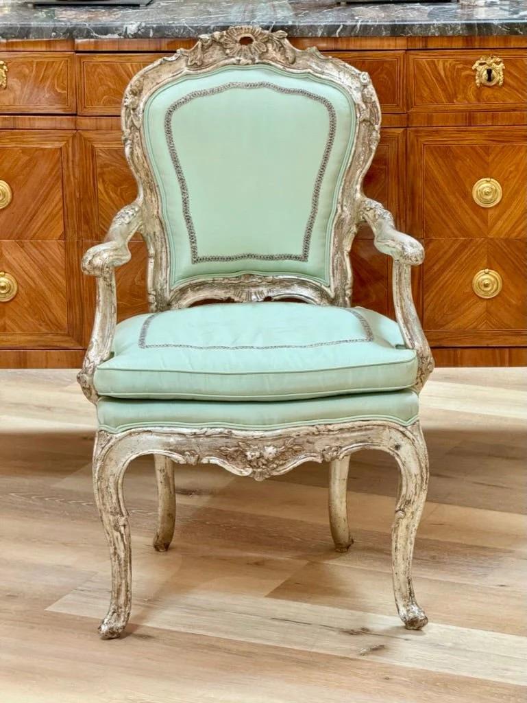 Poltrona aperta veneziana argentata, fine del XVIII secolo,  con tappezzeria e cuscino di seduta in seta verde chiaro.  Questa sedia scultorea e deliziosa è robusta e rappresenta un eccellente pezzo d'accento.

