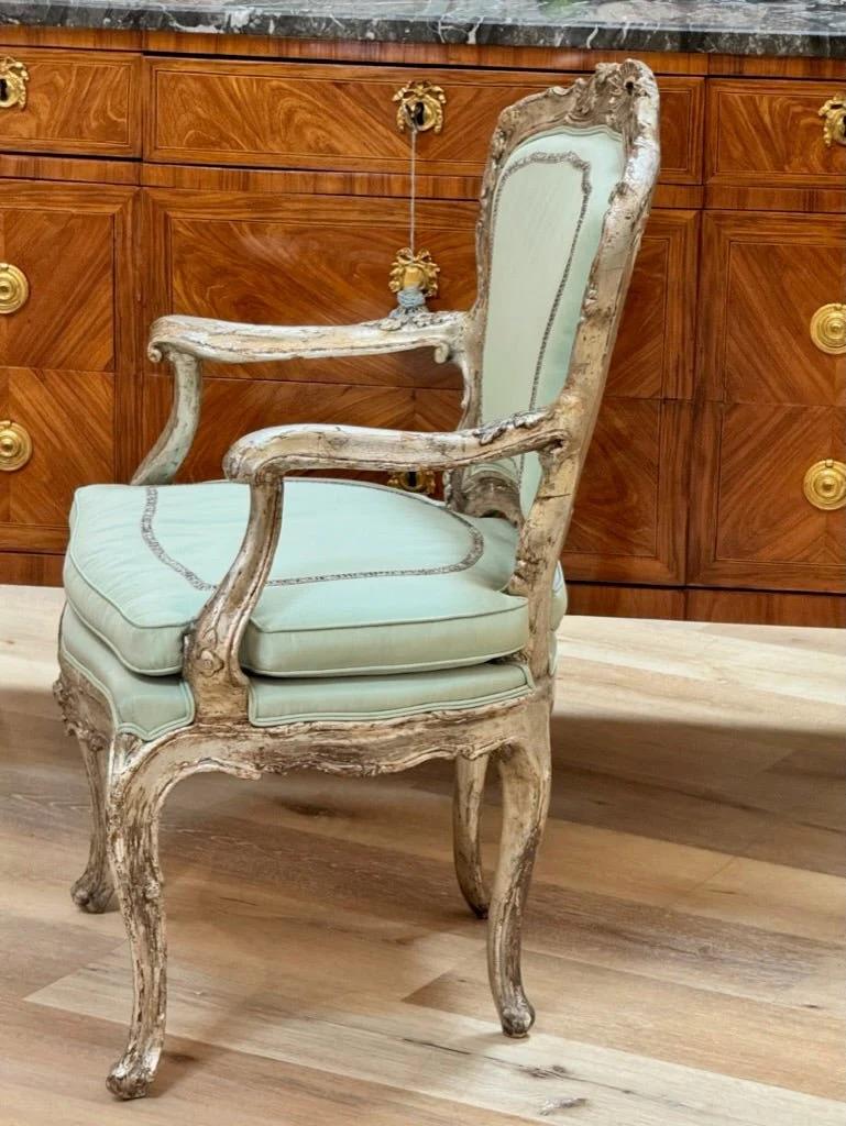 Sconosciuto Poltrona veneziana intagliata e dorata in argento della fine del XVIII secolo in vendita
