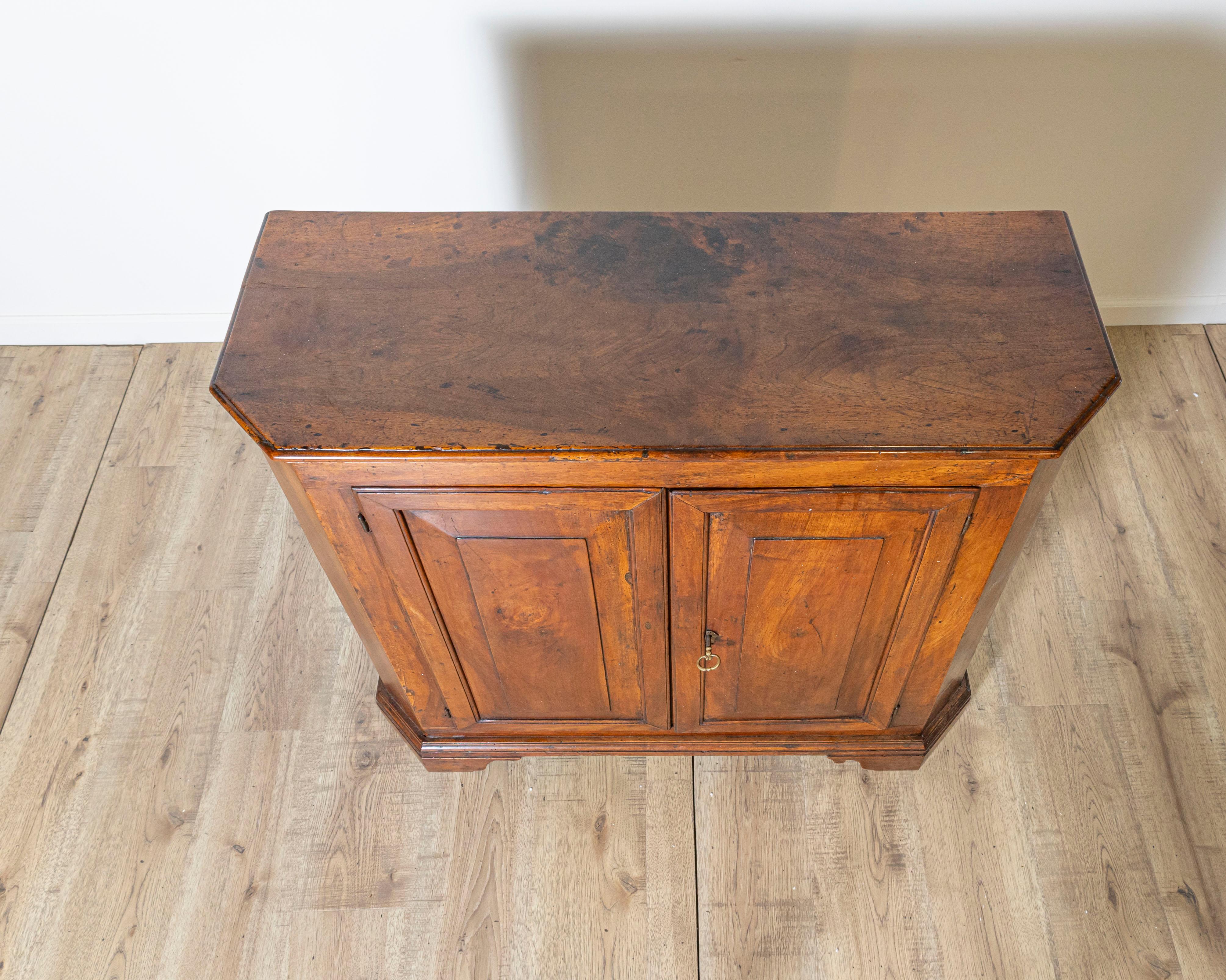 Italian Late 18th-century Venetian small sideboard in solid walnut
