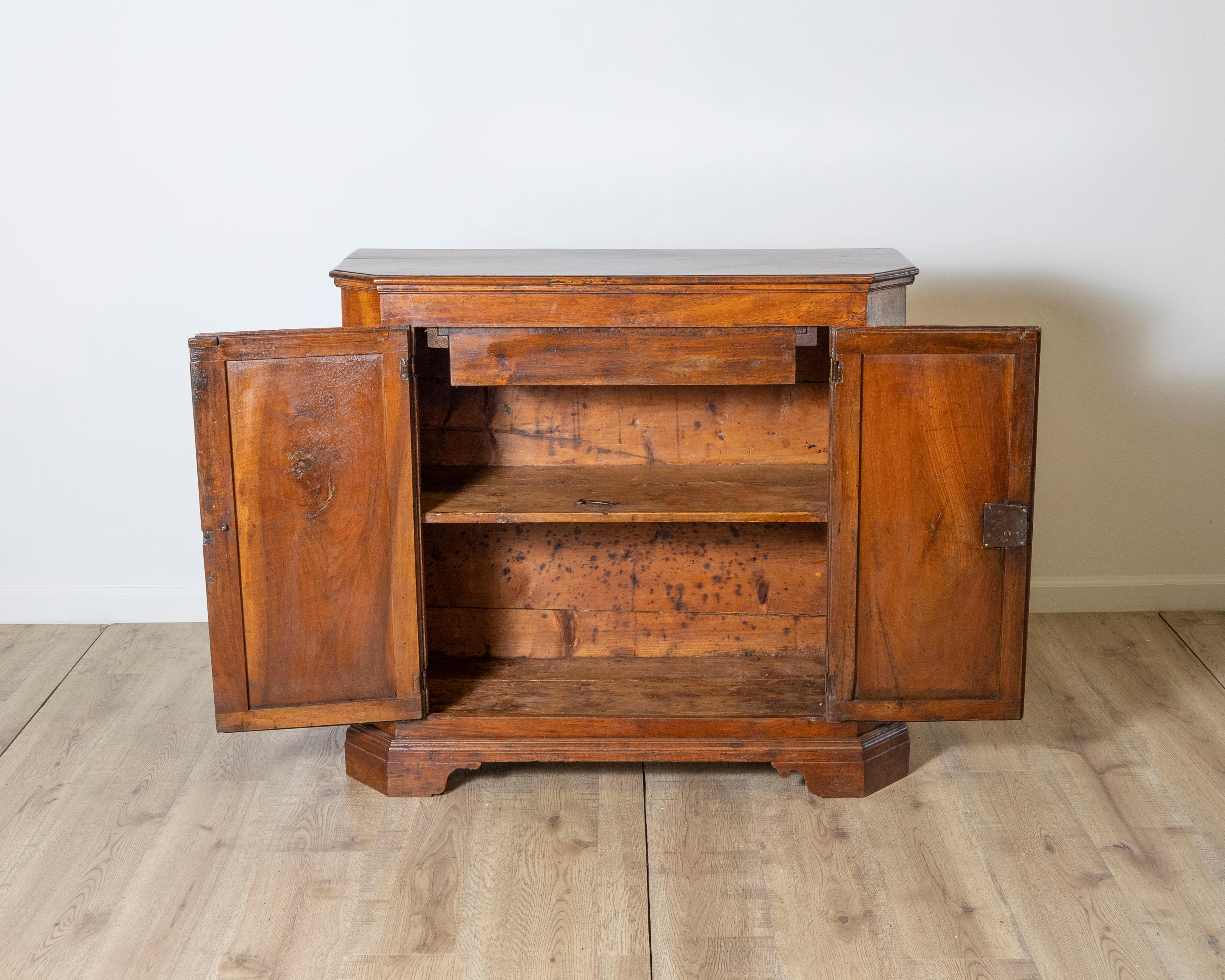 Late 18th-century Venetian small sideboard in solid walnut In Good Condition In Atlanta, GA