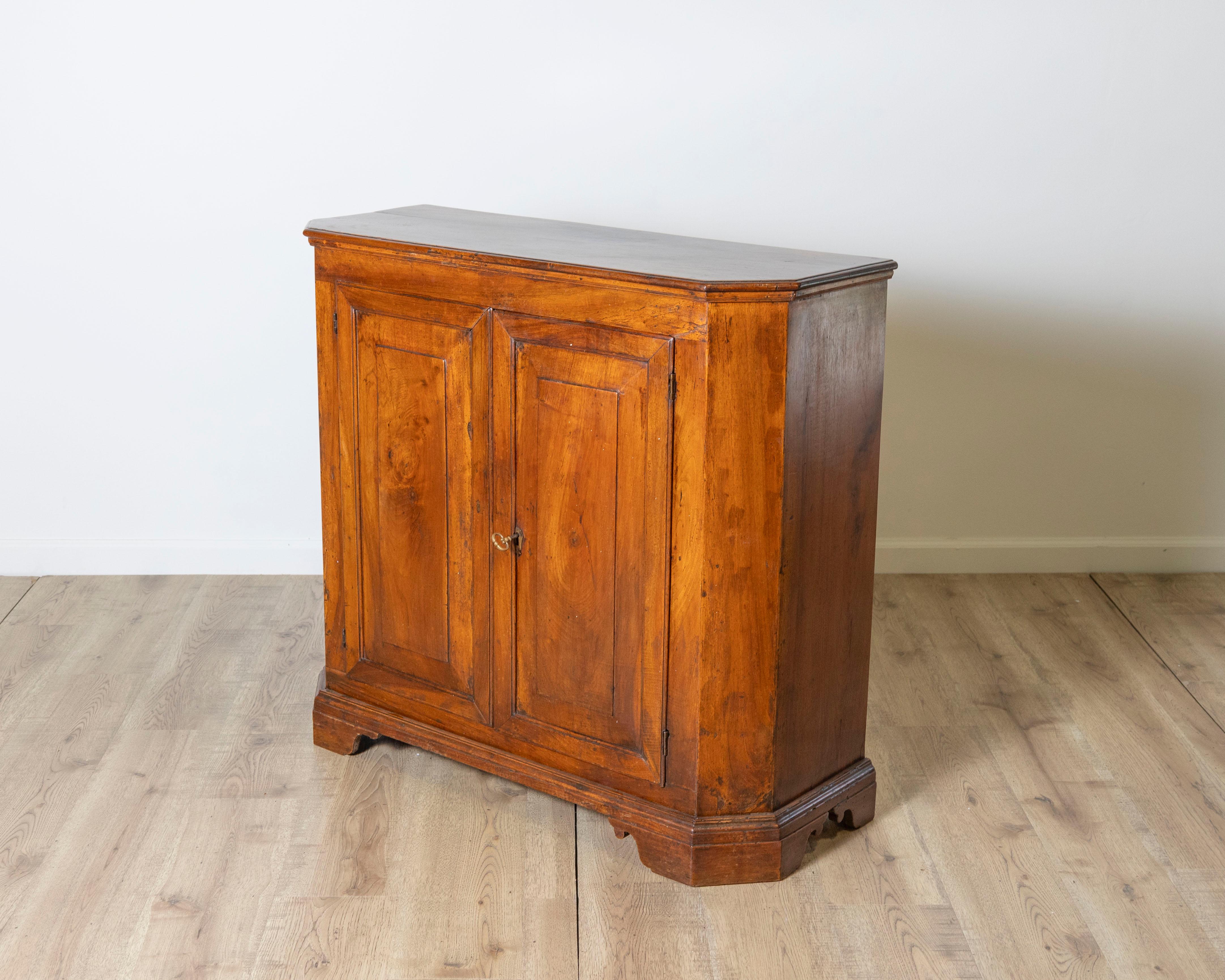 18th Century and Earlier Late 18th-century Venetian small sideboard in solid walnut