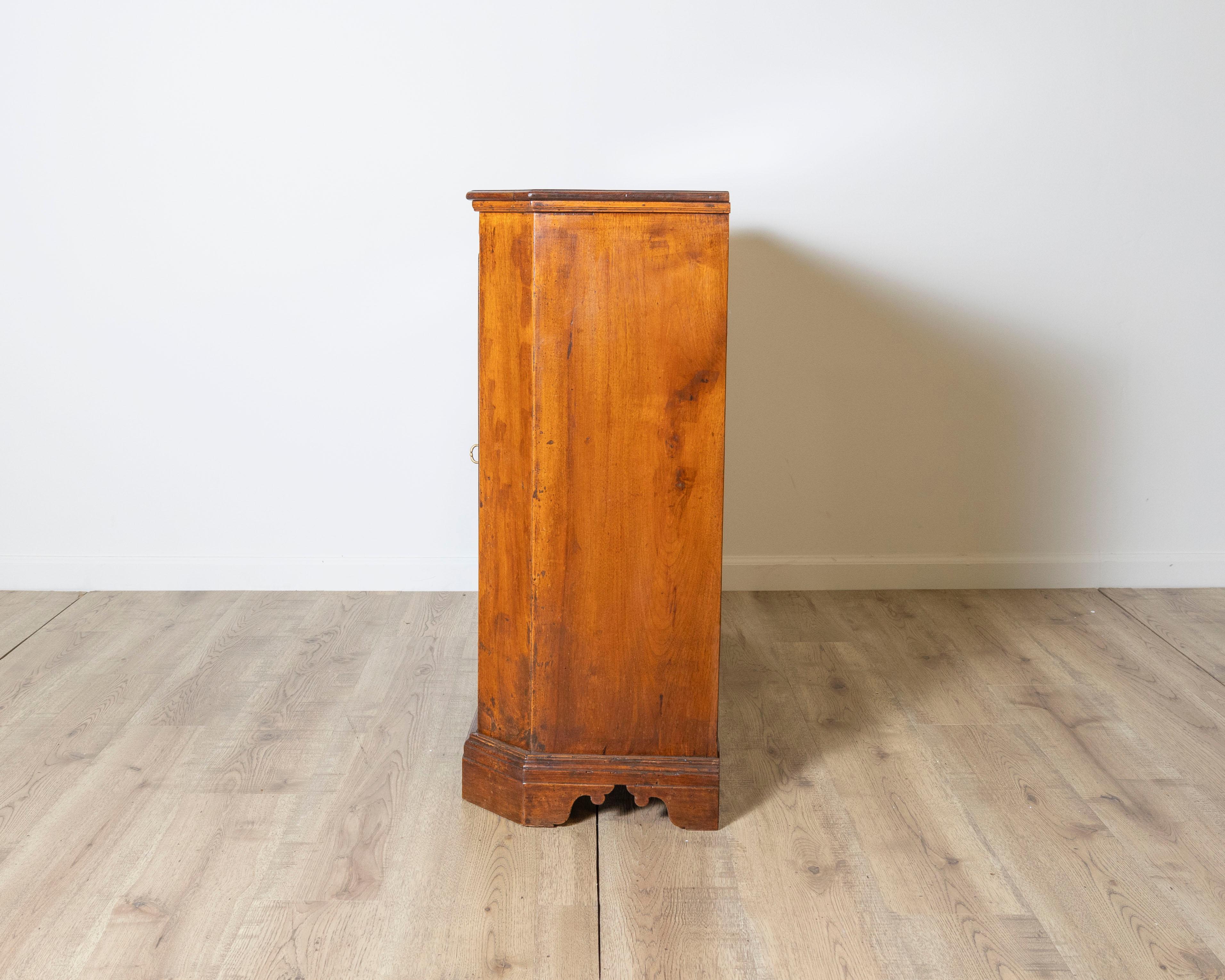 Late 18th-century Venetian small sideboard in solid walnut 1