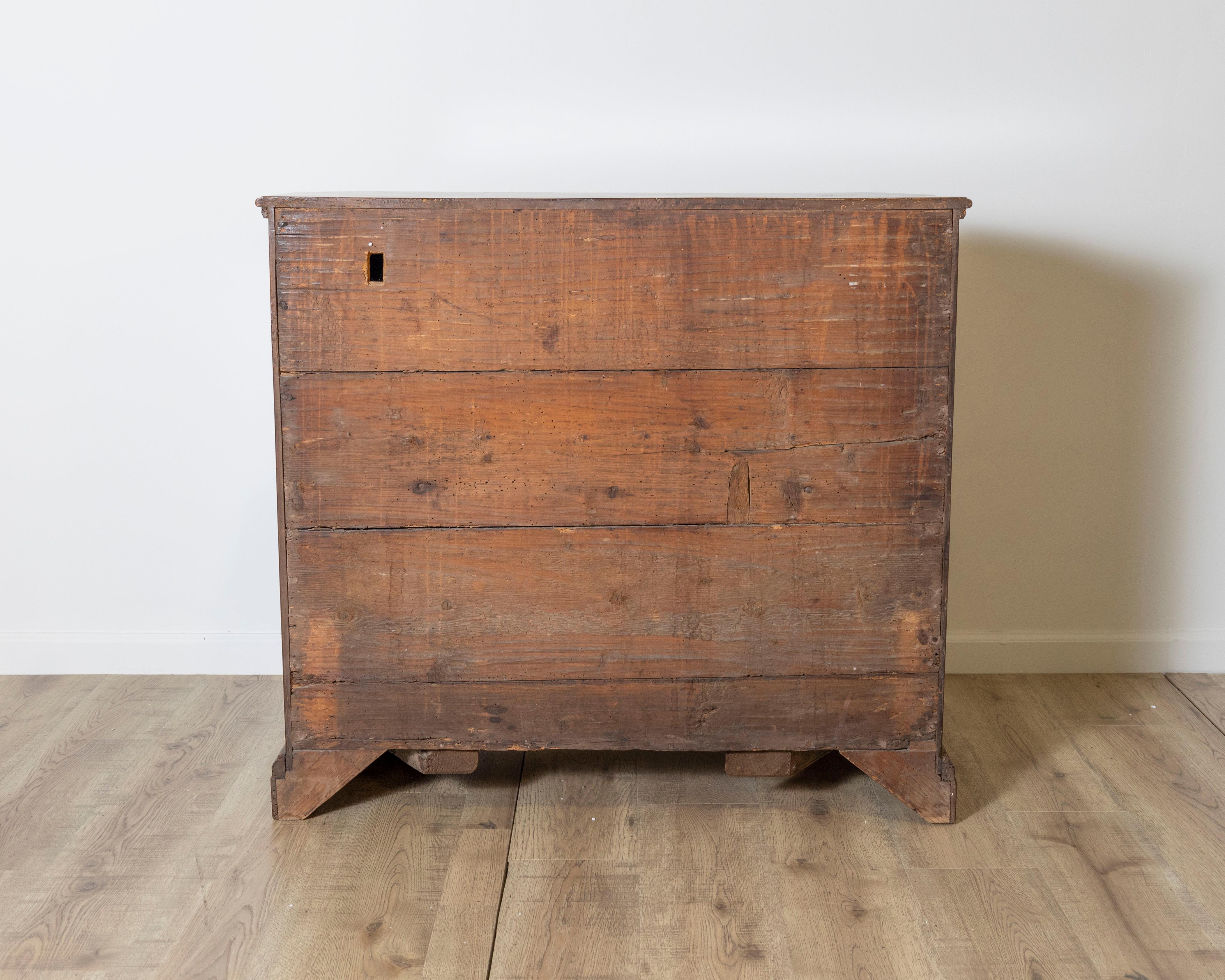 Late 18th-century Venetian small sideboard in solid walnut 2