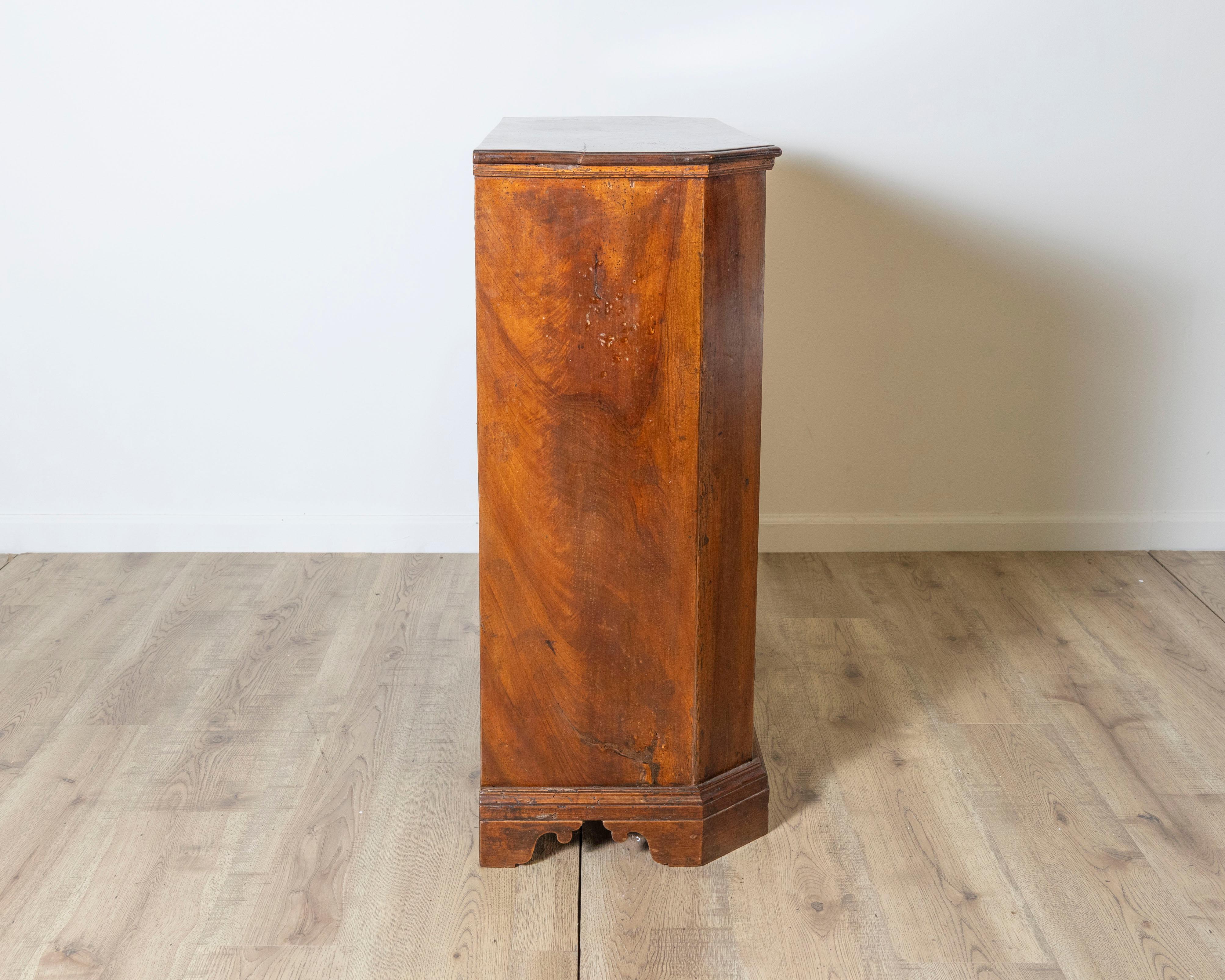 Late 18th-century Venetian small sideboard in solid walnut 3