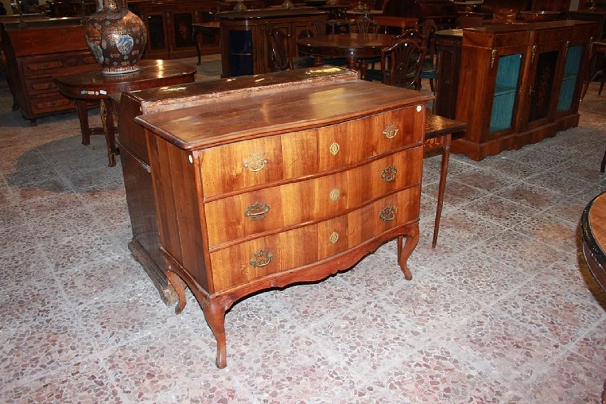 Late 18th-century Italian Venetian Dresser in Walnut Wood, Louis XV Style. It features 3 large drawers with bronze handles and cabriole legs.

Origin: Italy, Veneto

Period: Late 18th century

Style: Louis XV

Dimensions: 122x57x97h cm