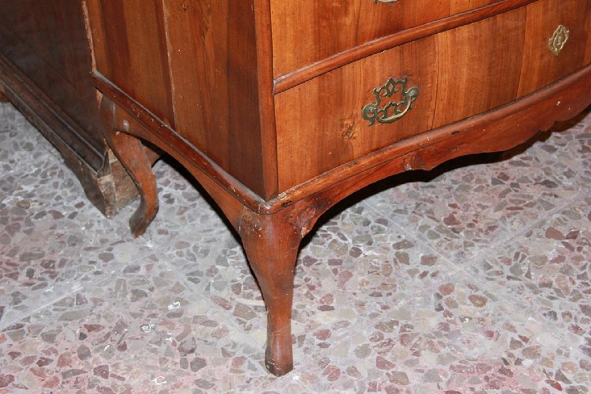 Late 18th-century Venetian Walnut Wood Dresser in the Louis XV Style In Excellent Condition For Sale In Barletta, IT