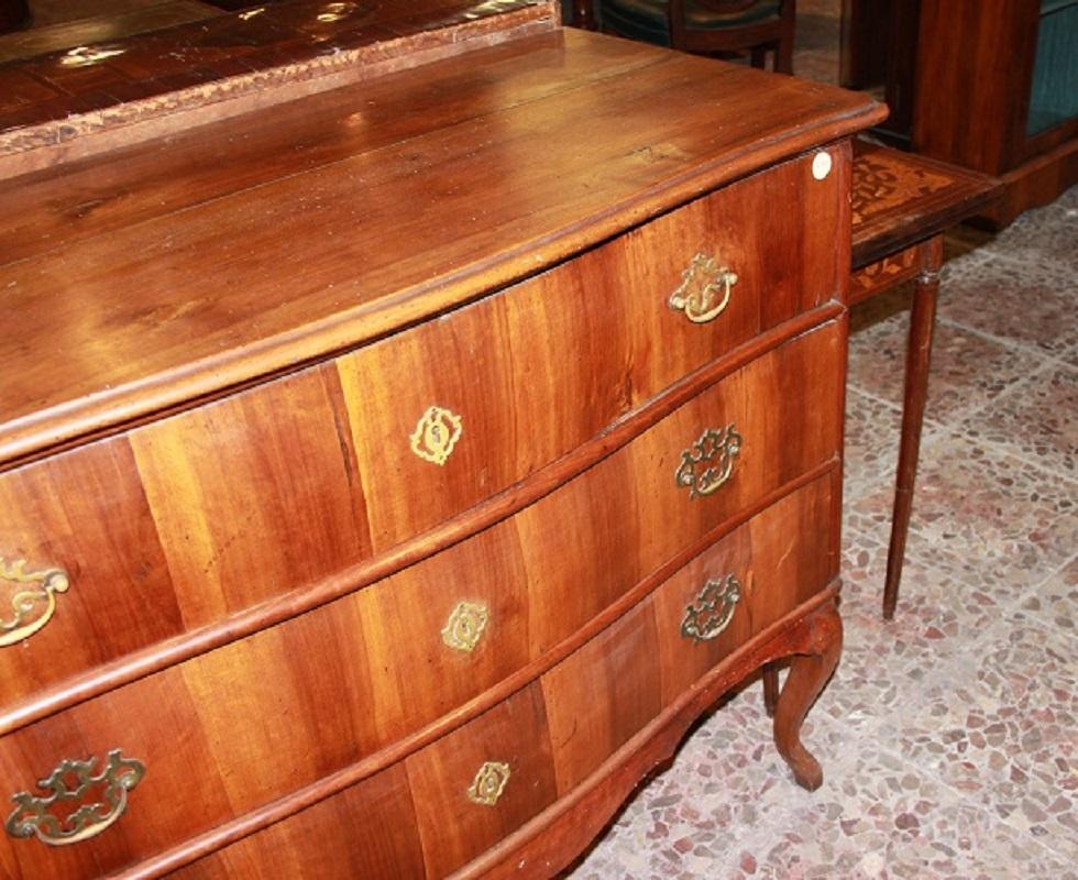 18th Century Late 18th-century Venetian Walnut Wood Dresser in the Louis XV Style For Sale
