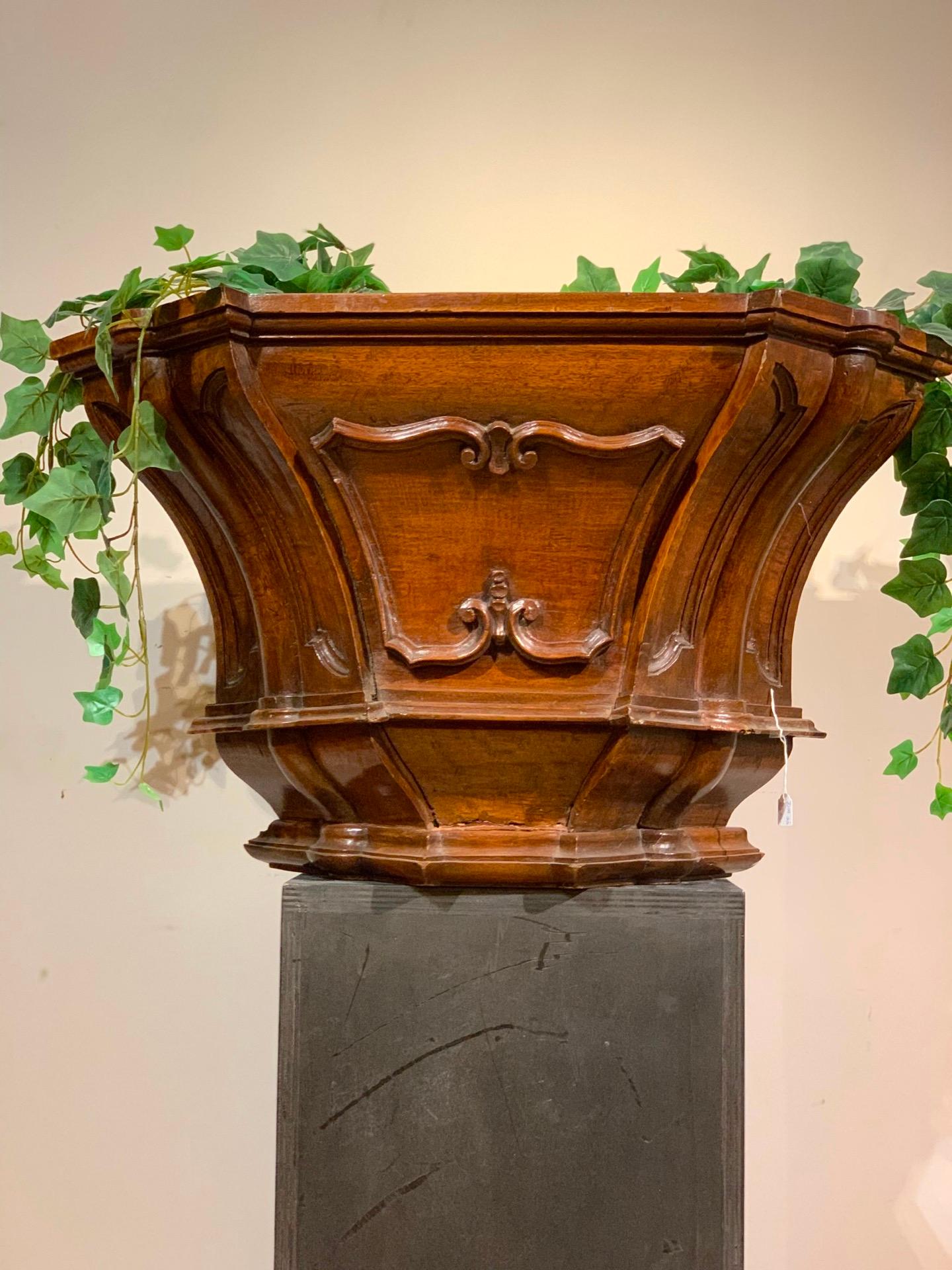 Rare wall planter in solid walnut carved with spirals and curls. Very convenient for keeping plants or flowers hanging from the wall, the inside is lined with tinplate with handles for pulling it out.
Venetian manufacture, Louis XV period.