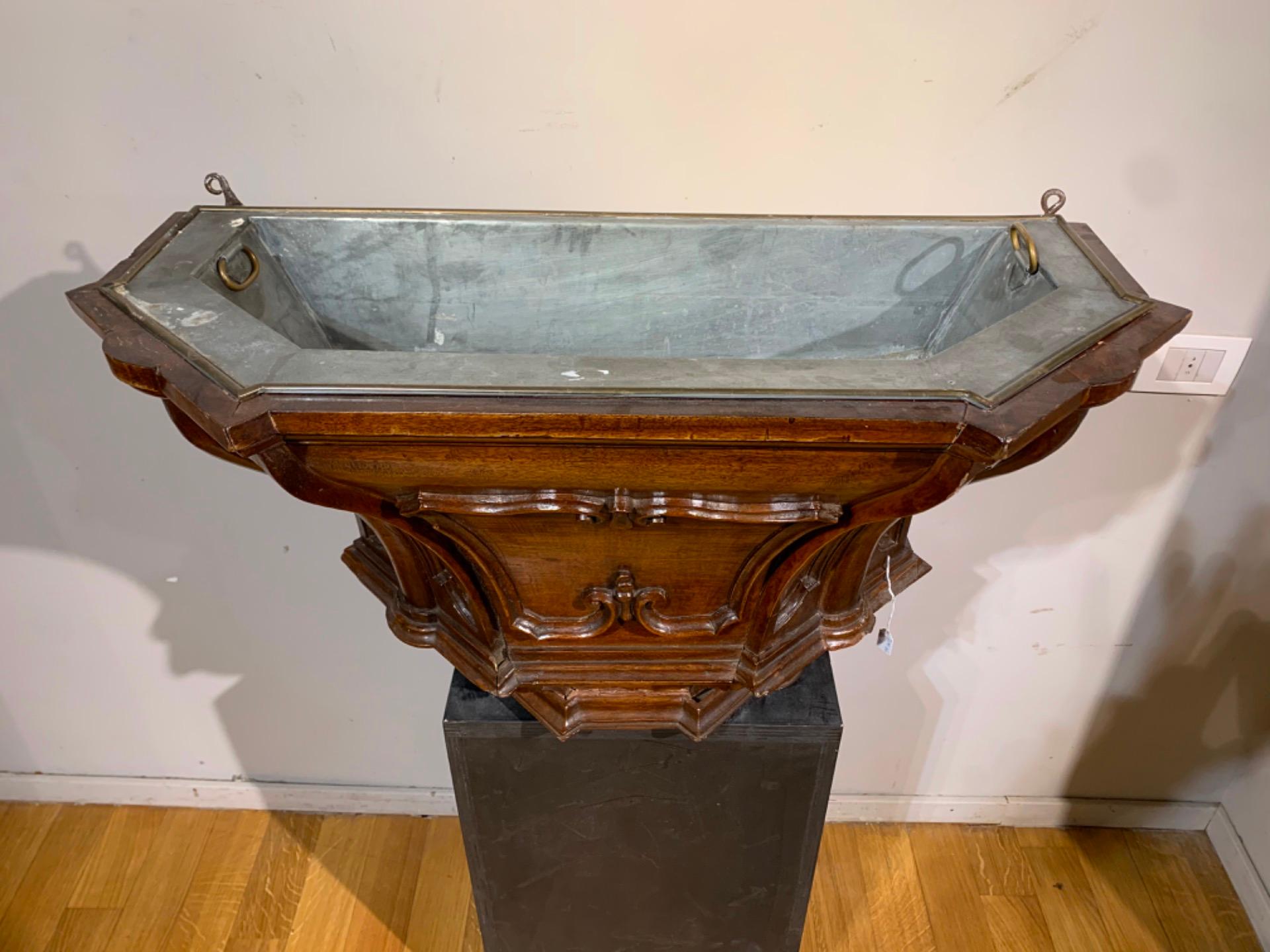 Late 18th Century Venice Walnut Wall Planter In Good Condition For Sale In Firenze, FI
