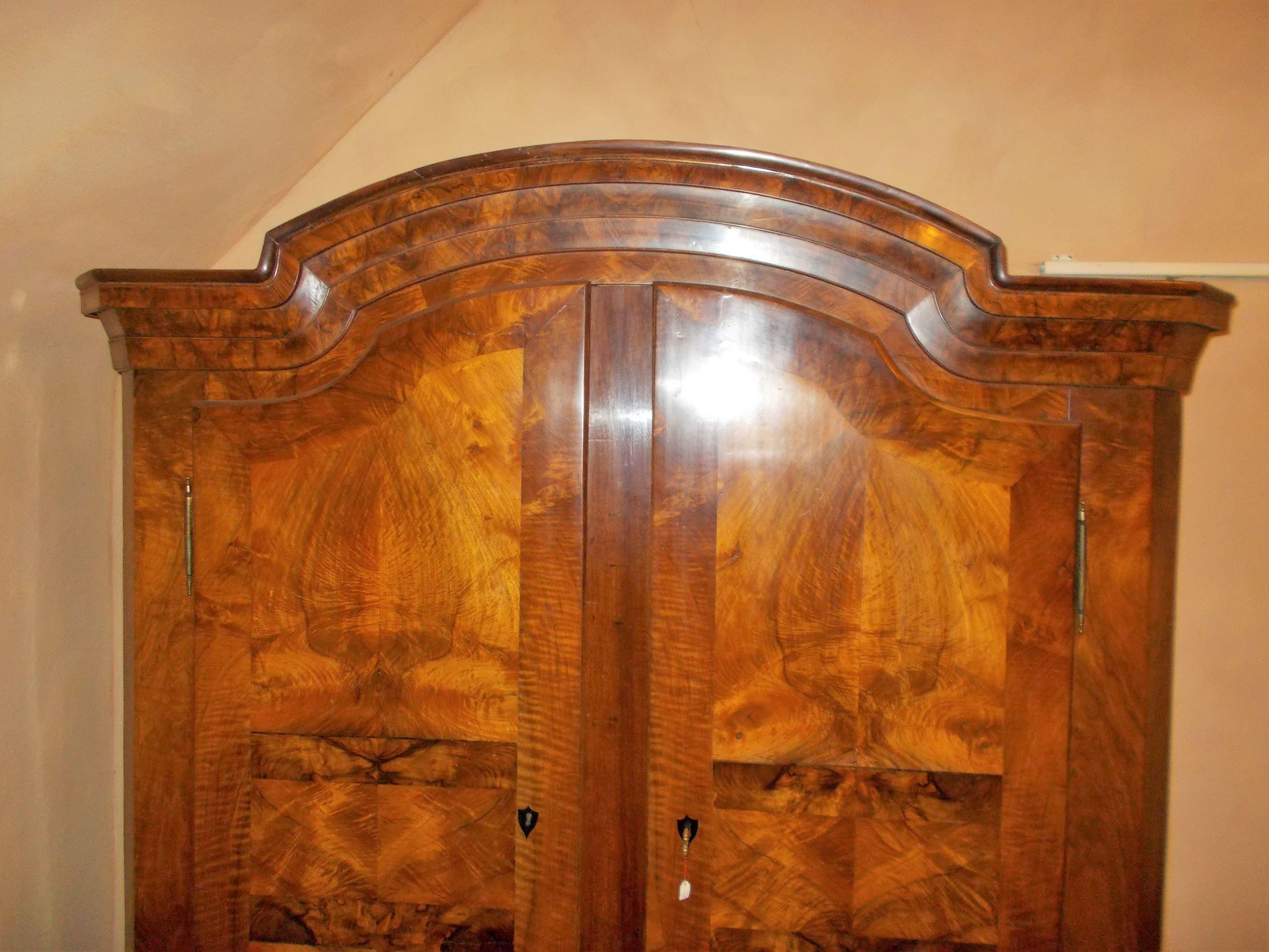 Nussbaumschrank aus Mitteldeutschland, 18. Jahrhundert im Angebot 3