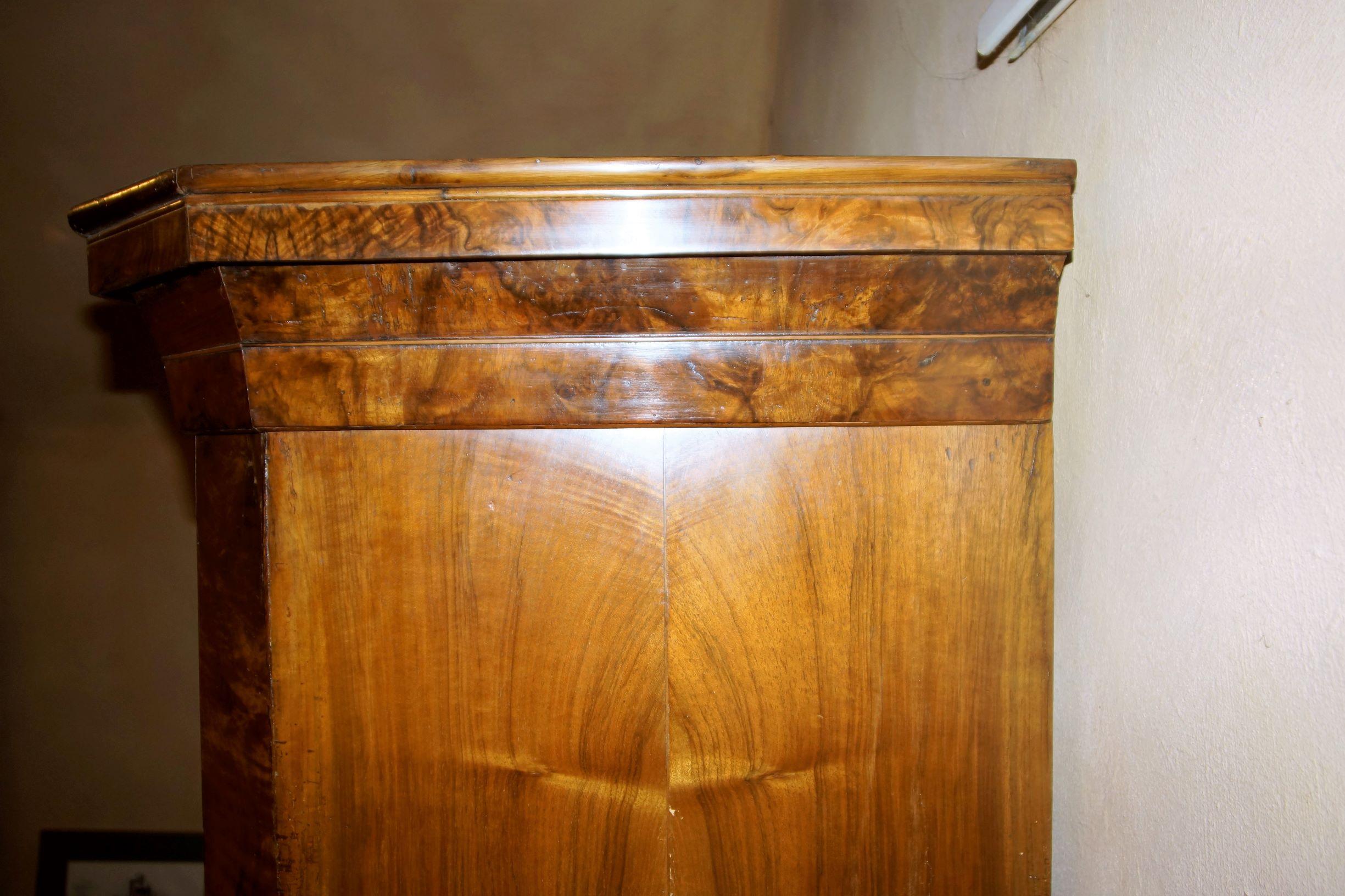 Nussbaumschrank aus Mitteldeutschland, 18. Jahrhundert (Barock) im Angebot