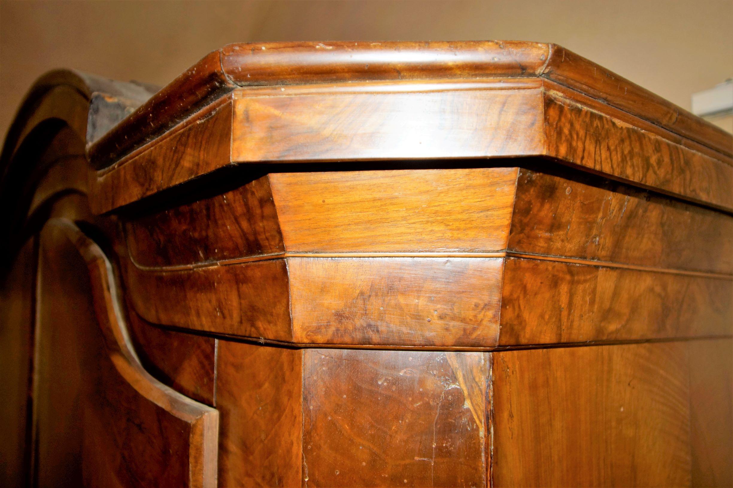 Nussbaumschrank aus Mitteldeutschland, 18. Jahrhundert im Angebot 1
