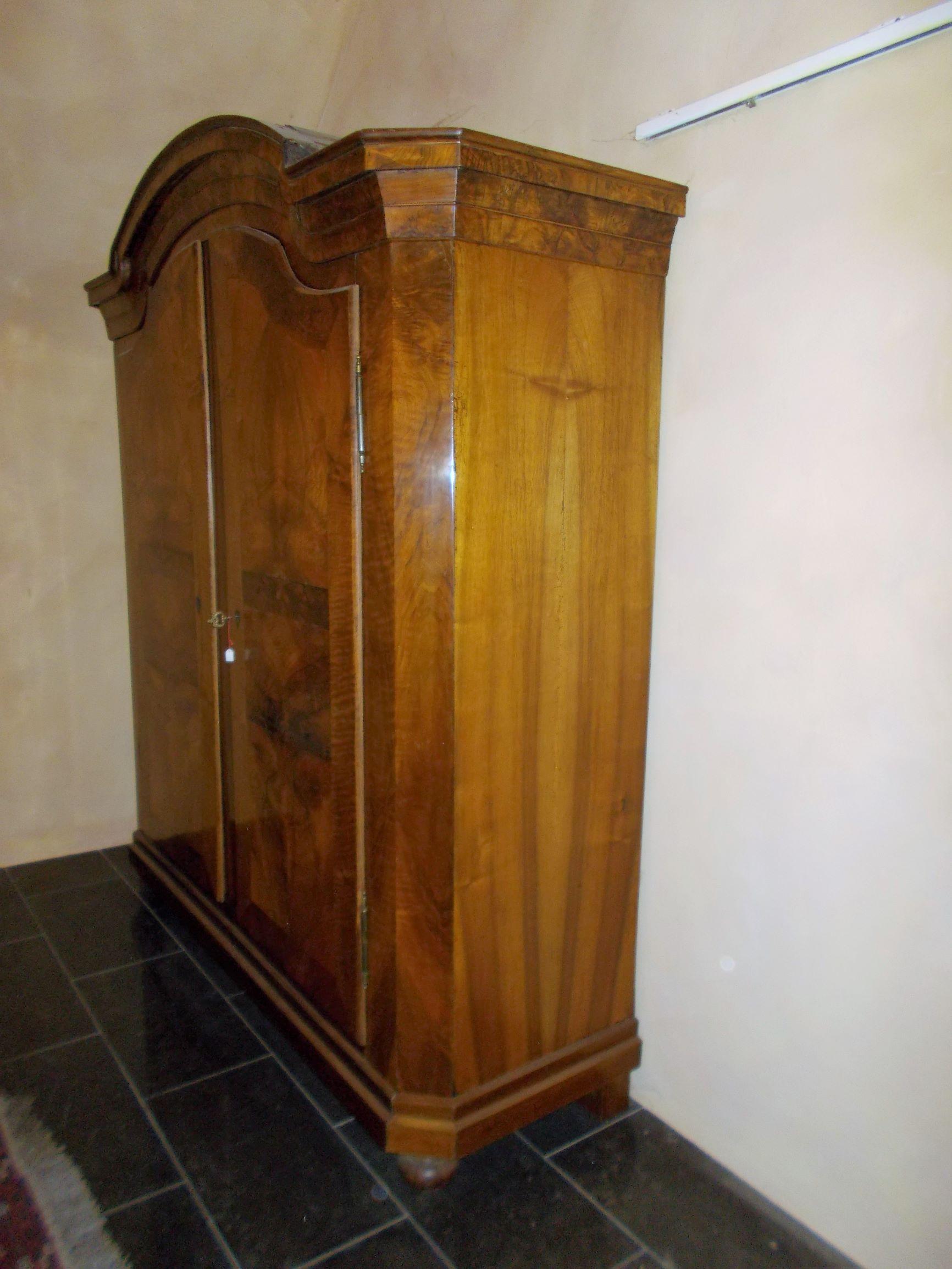 Nussbaumschrank aus Mitteldeutschland, 18. Jahrhundert im Angebot 2