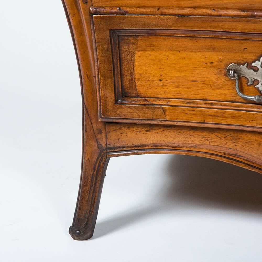 Late 18th Century Walnut Bombé Commode In Good Condition For Sale In London, GB