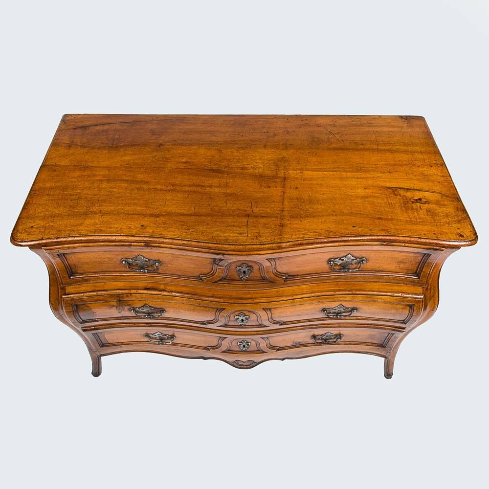 Late 18th Century Walnut Bombé Commode For Sale 1